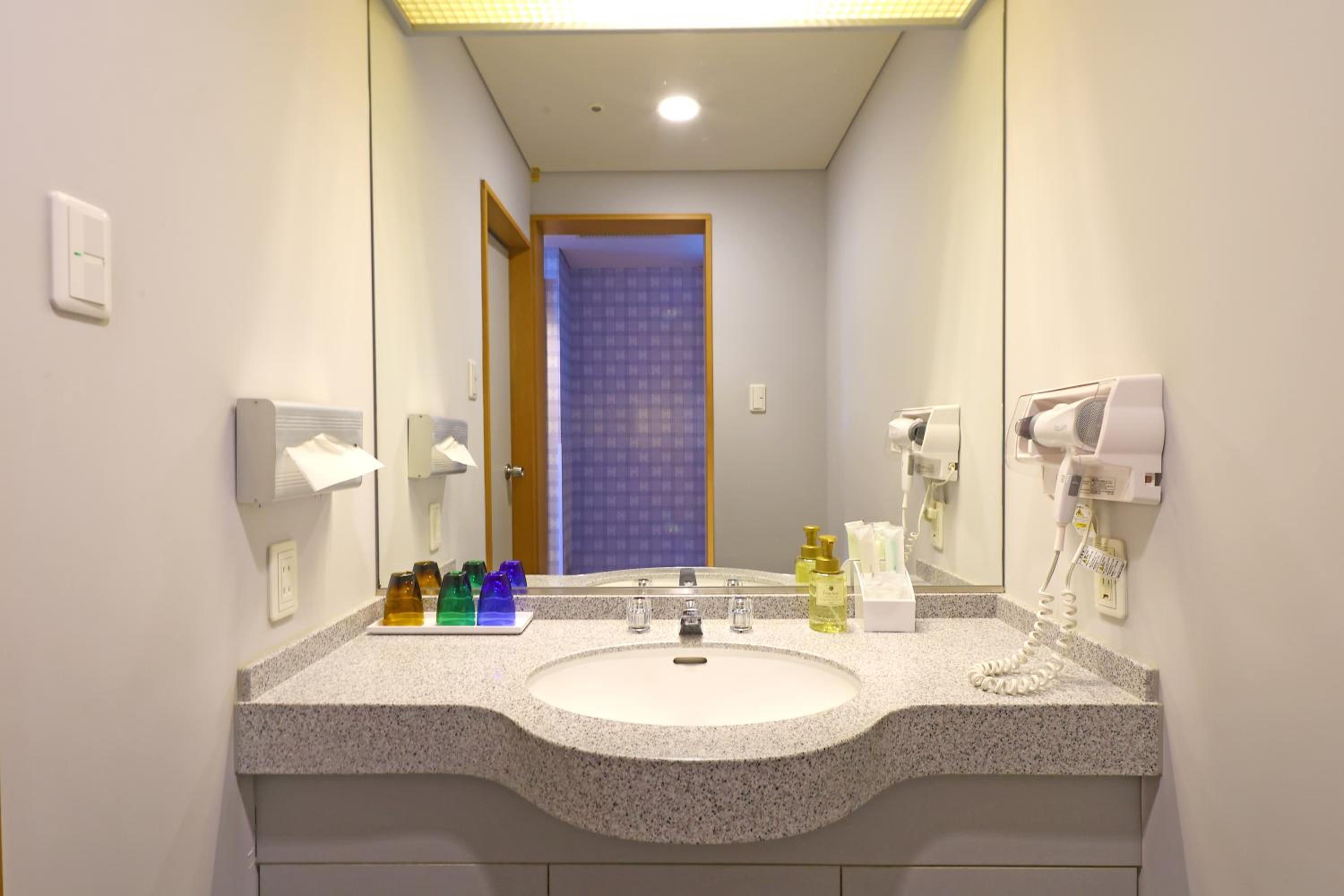 Twin Room - Non-Smoking - Photo 4
