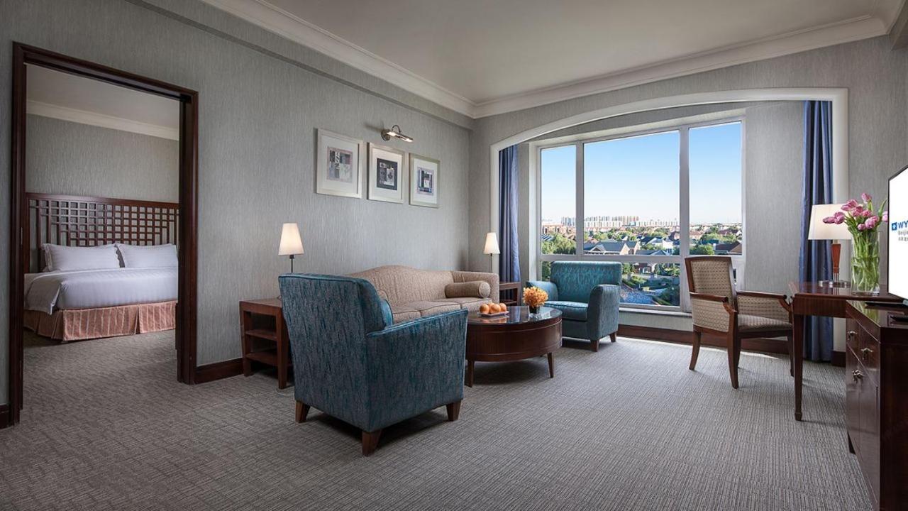 Superior King Suite - Non-Smoking - Photo 2