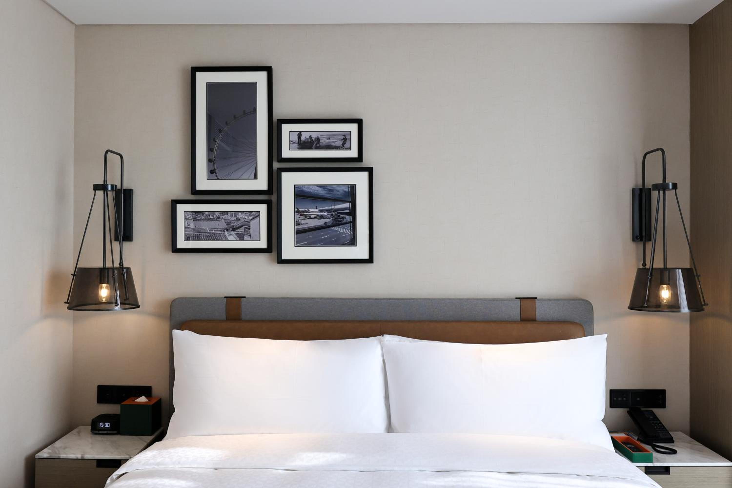 Deluxe King Room with City View - Photo 4