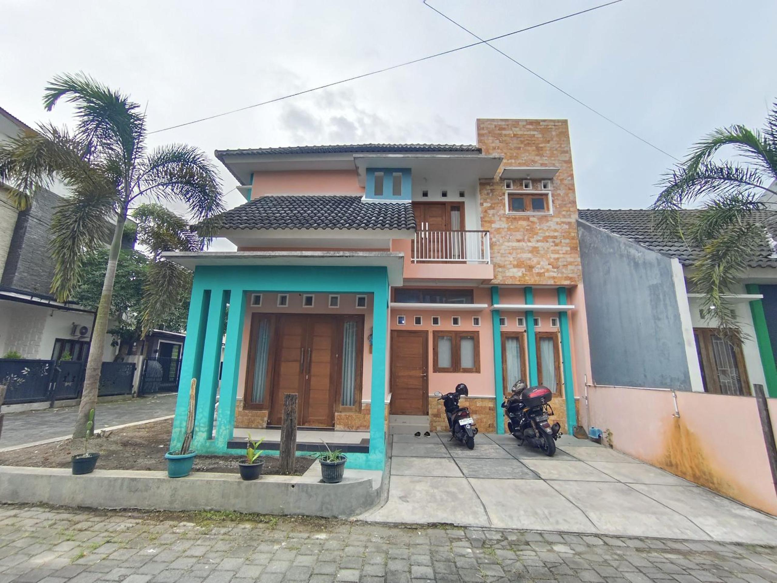 Three-Bedroom House photo 2