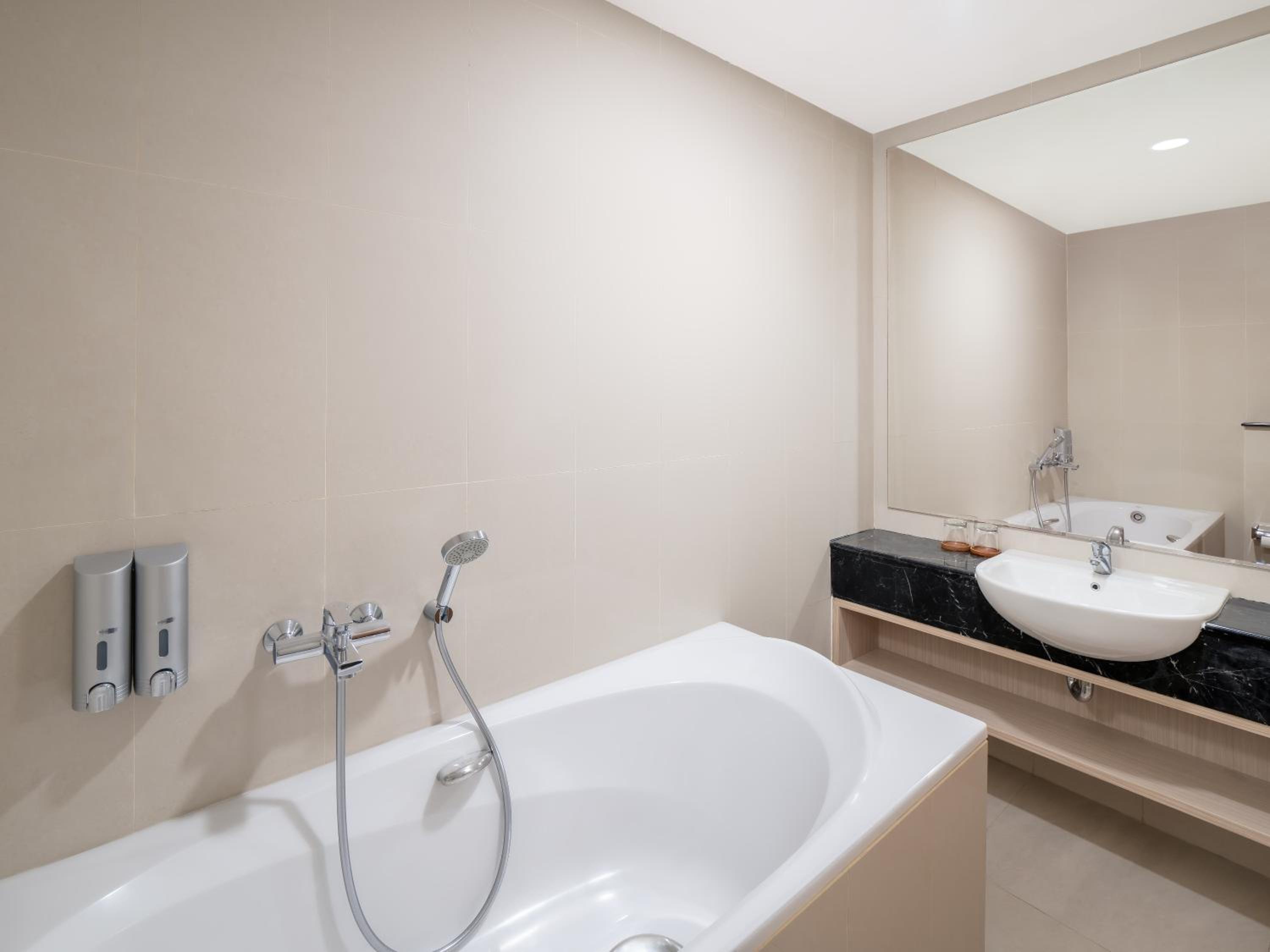 Suite - Photo 2