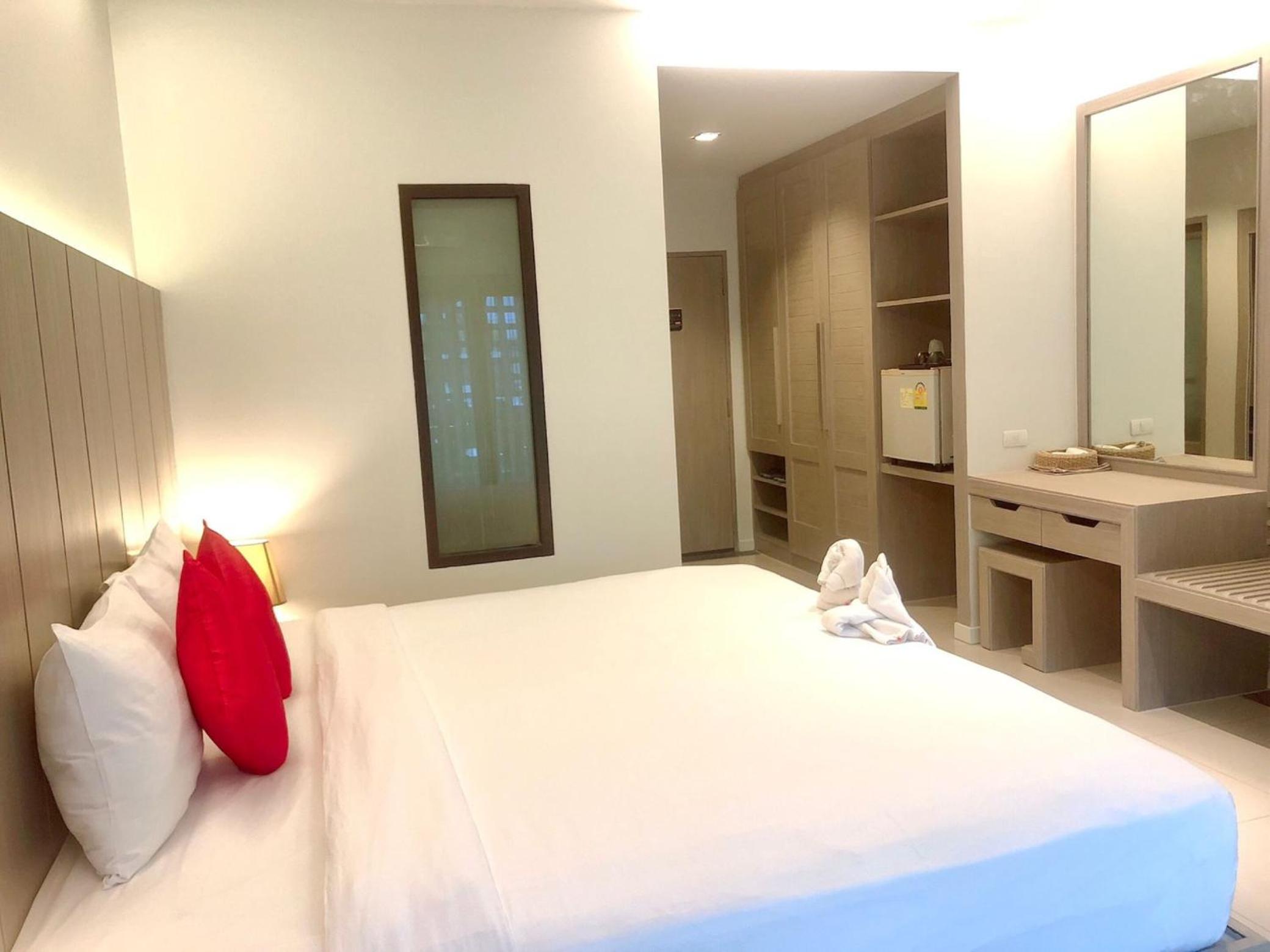 Deluxe Double or Twin Room with City View photo 2