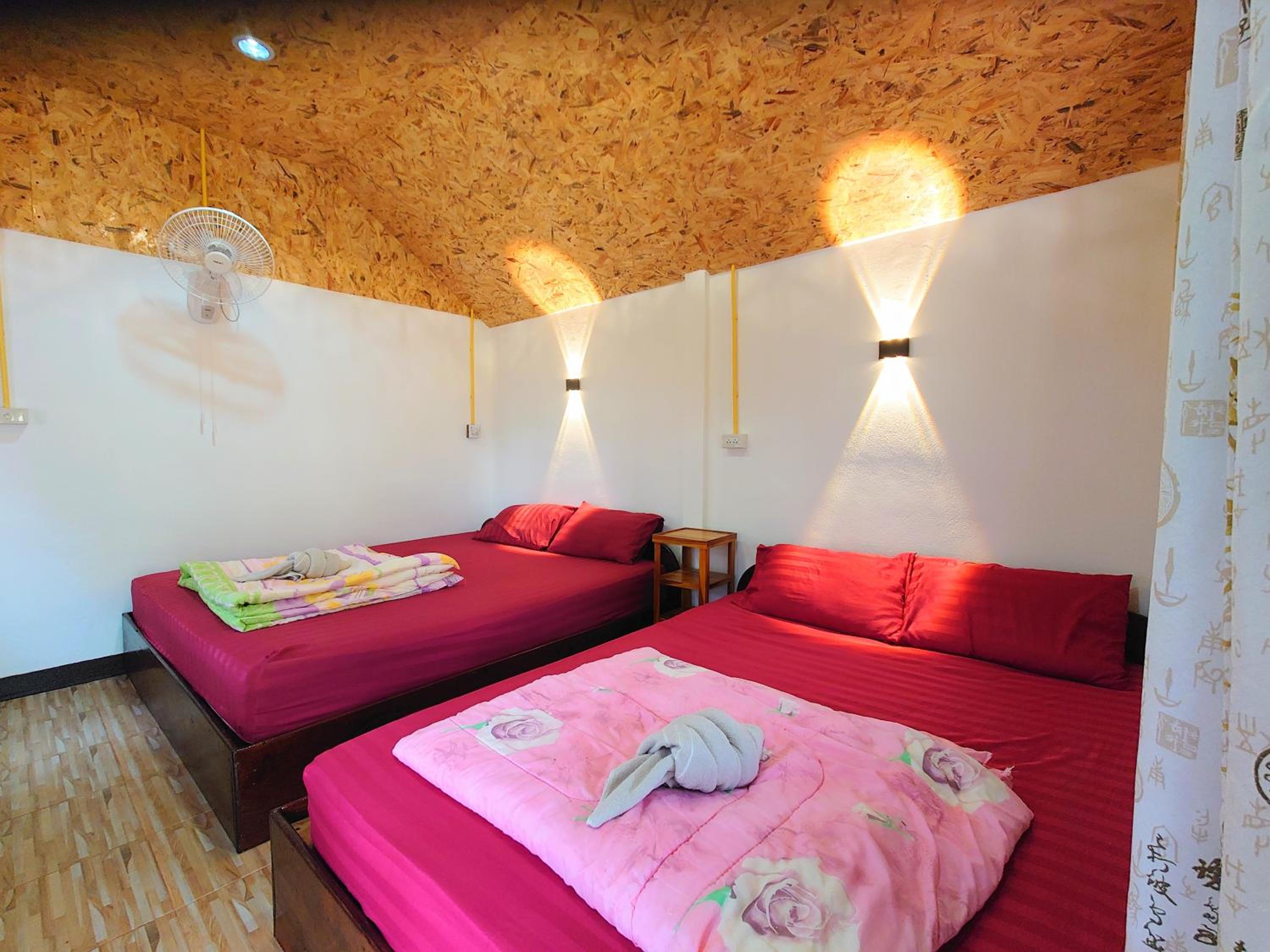 Quadruple Room with Private Bathroom - Photo 9