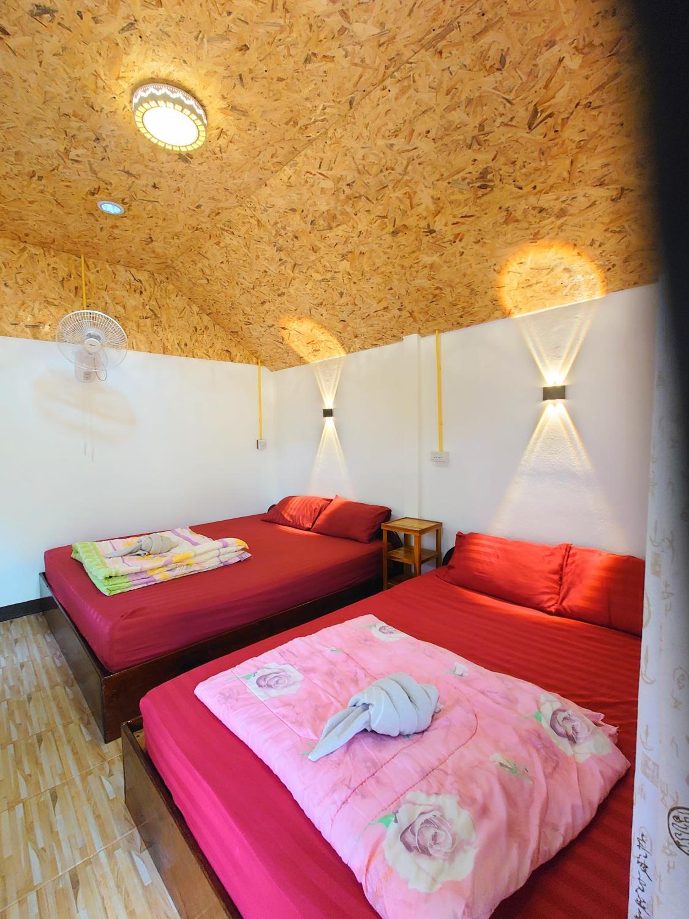 Quadruple Room with Private Bathroom - Photo 7