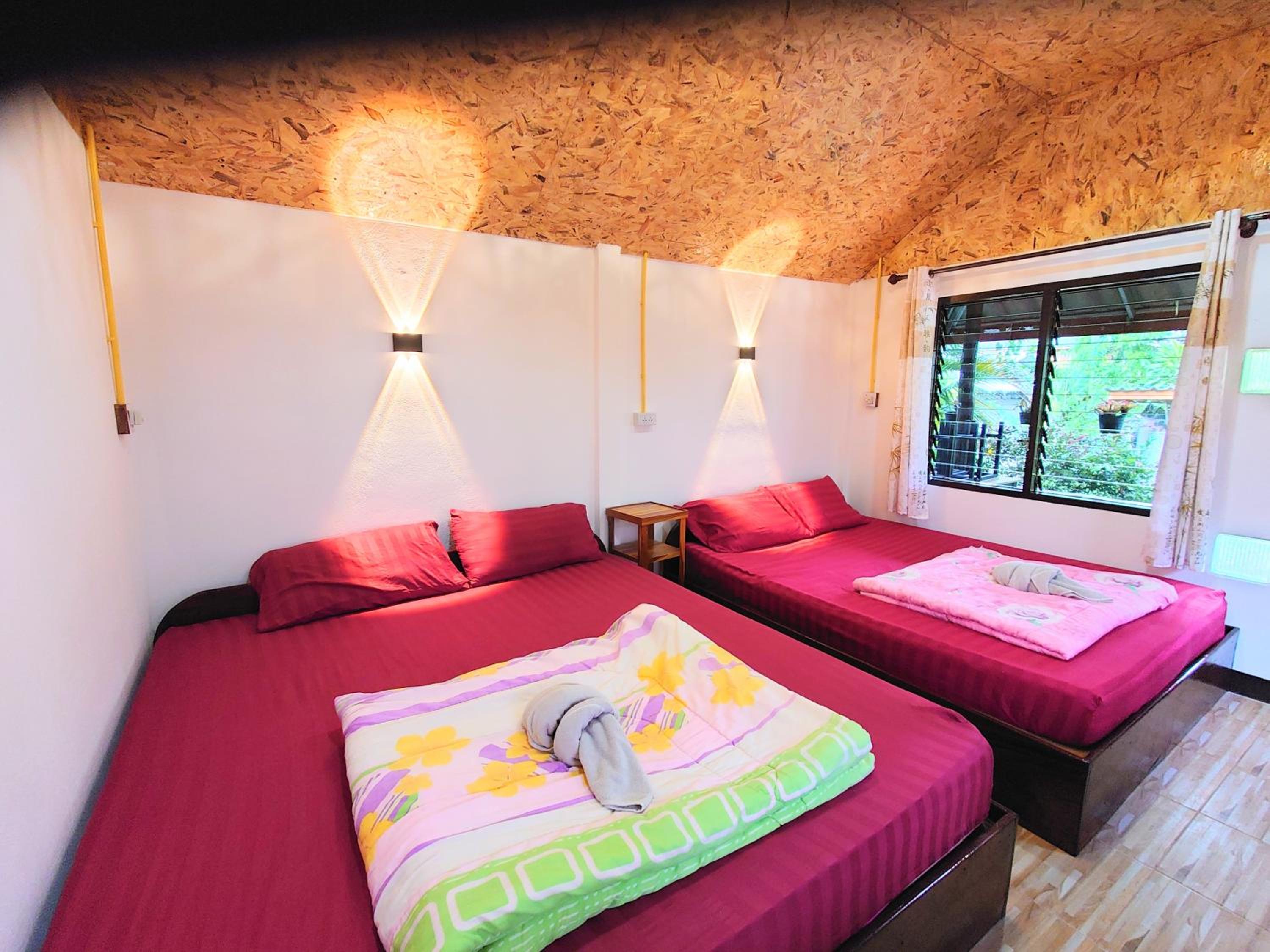 Quadruple Room with Private Bathroom - Photo 8