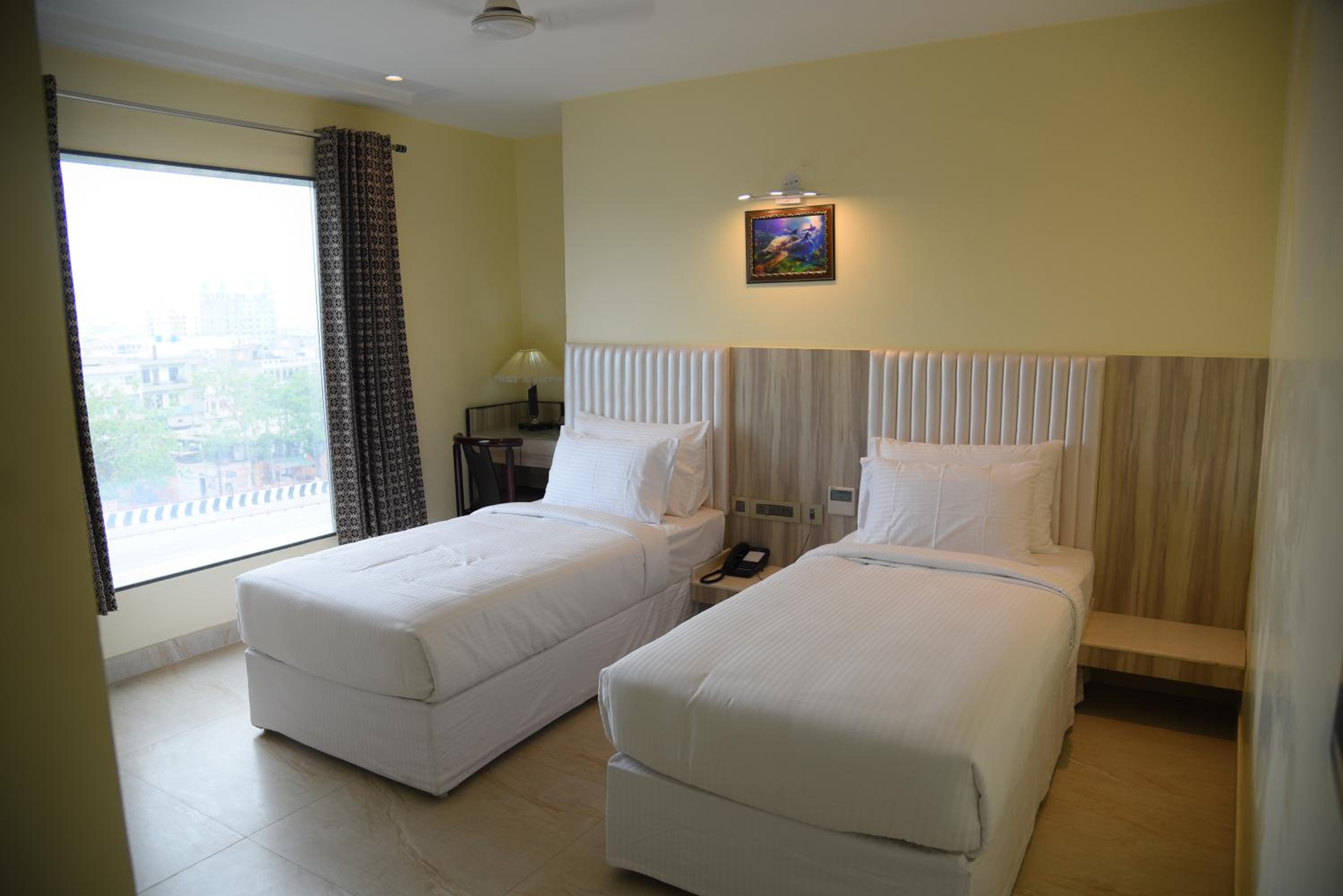 Standard Twin Room - Photo 3