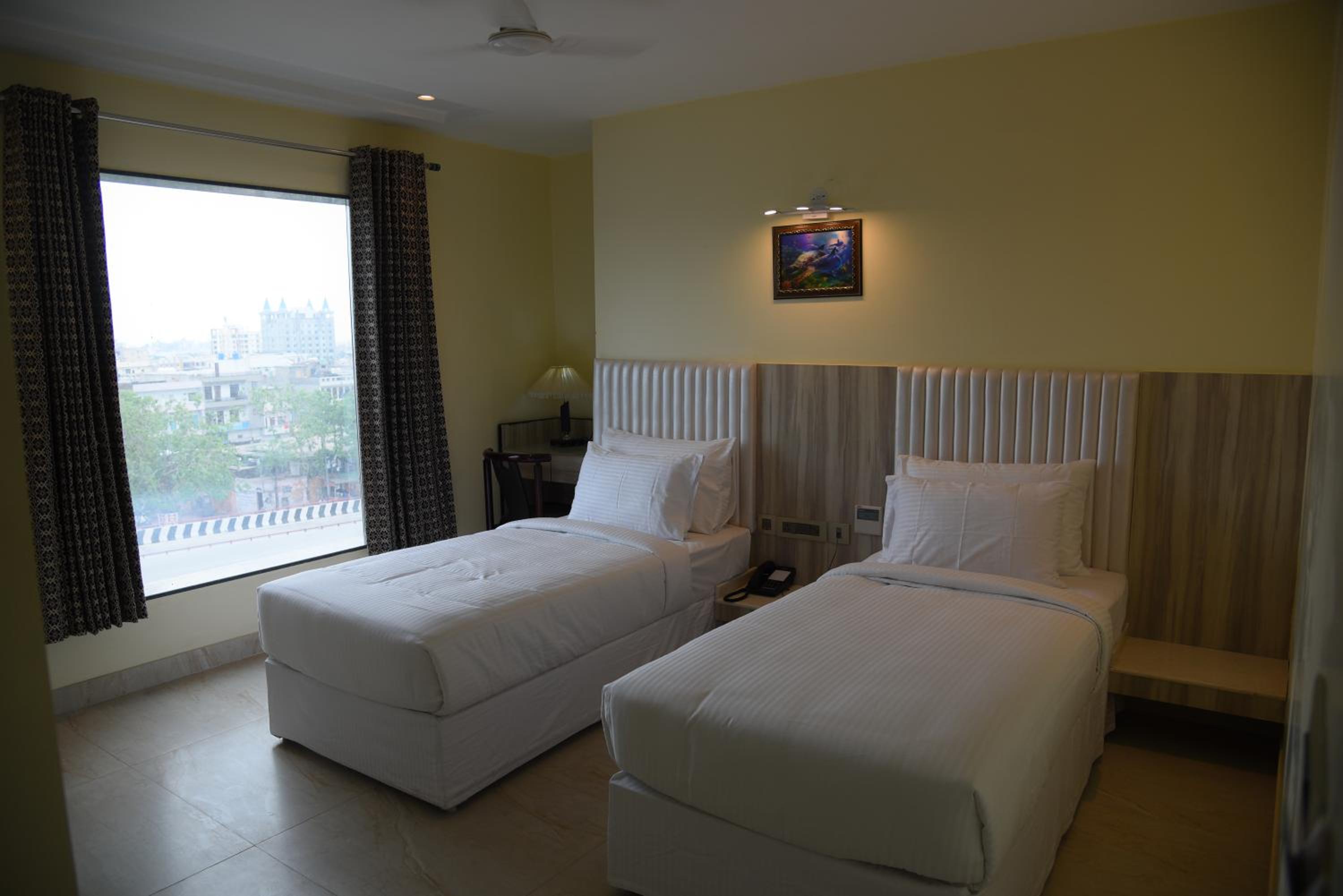 Standard Twin Room - Photo 2
