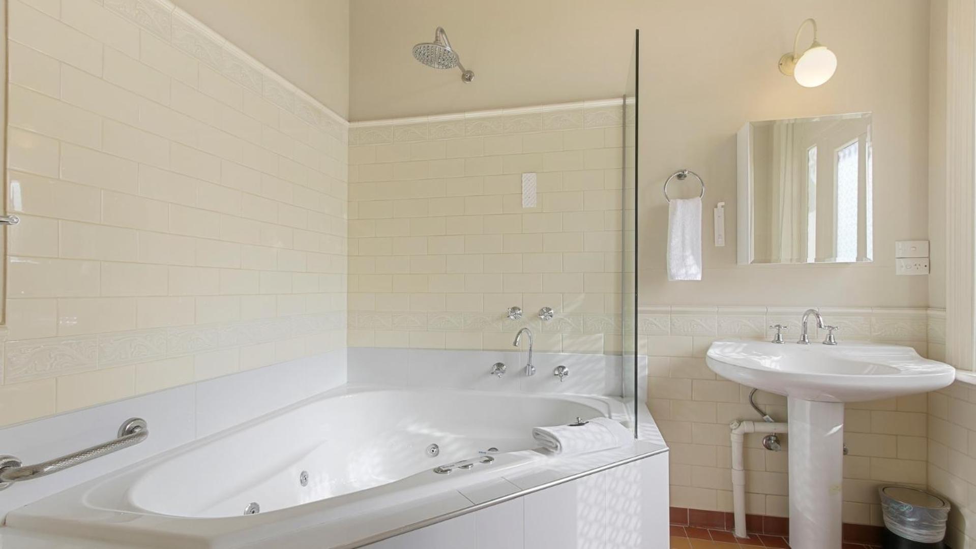 Deluxe King Room with Spa Bath - Photo 4