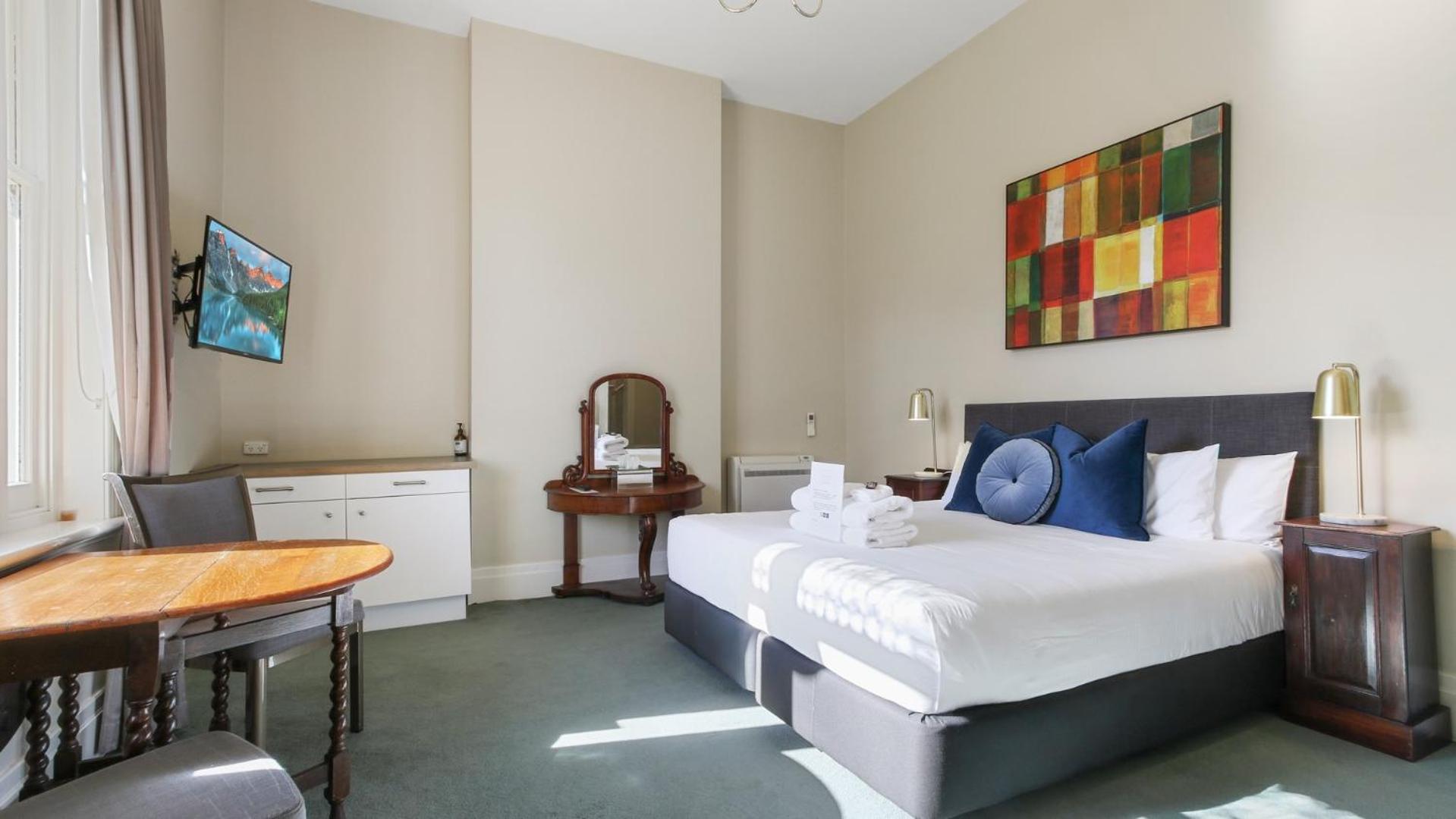 Deluxe King Room with Spa Bath - Photo 2