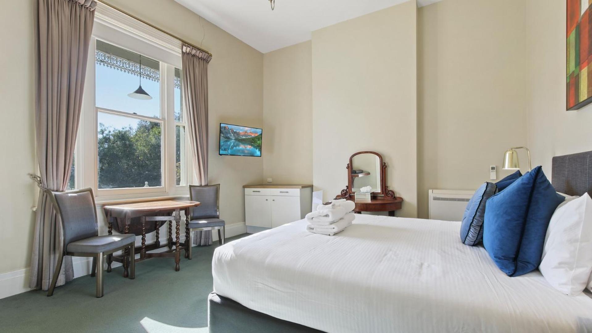 Deluxe King Room with Spa Bath - Photo 1