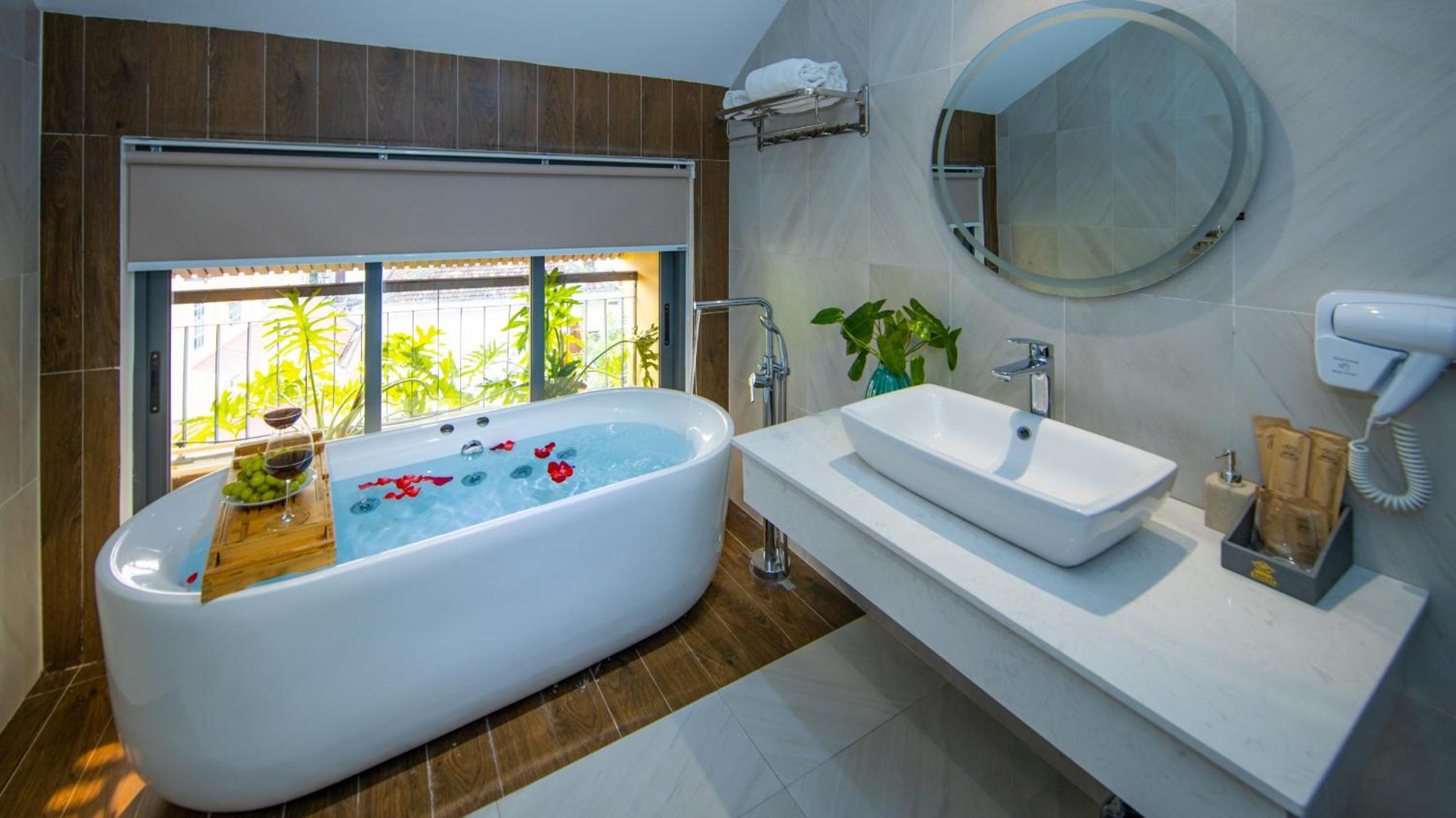 Deluxe Double Room with Bath - Photo 17