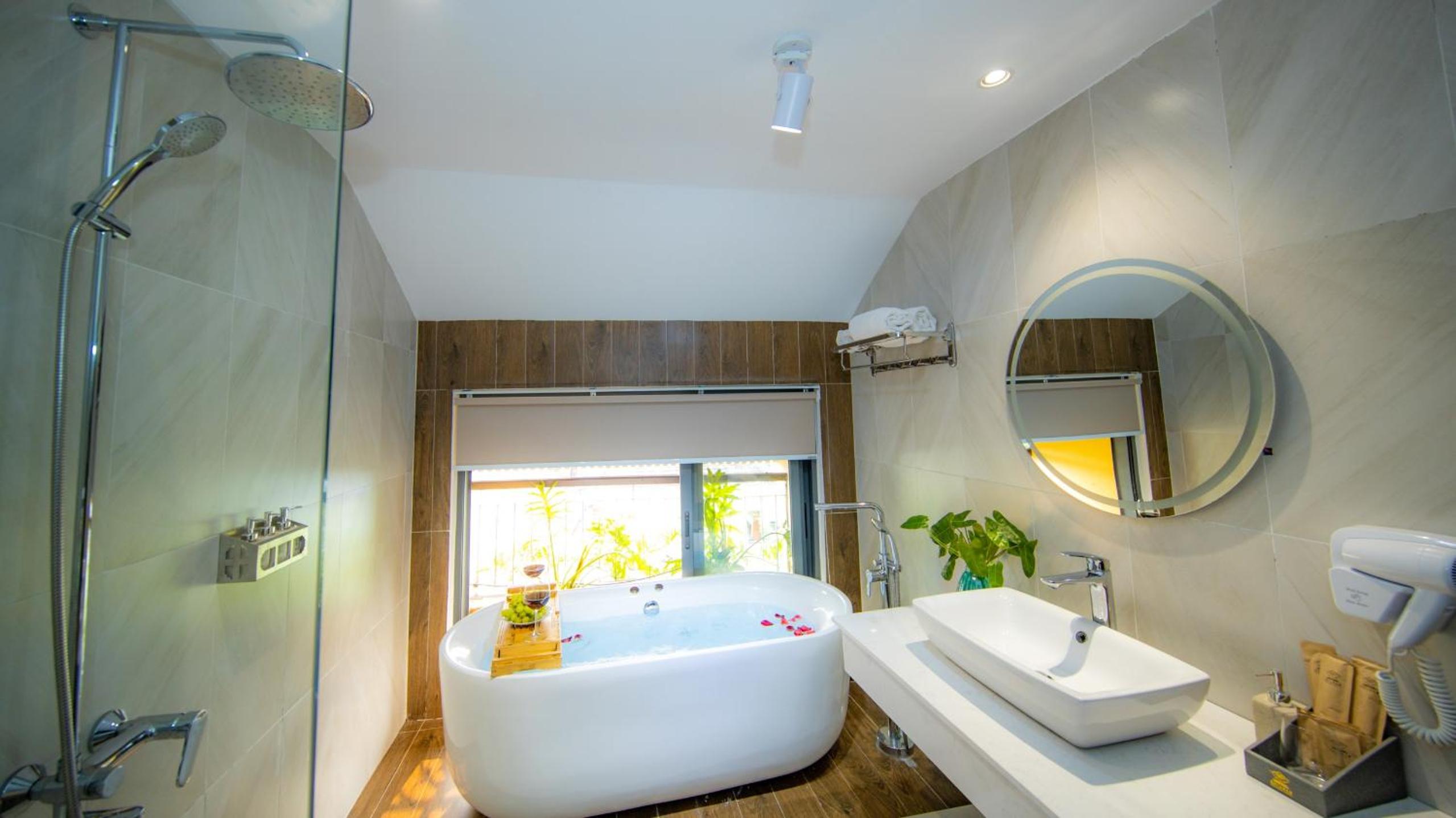 Deluxe Double Room with Bath - Photo 16