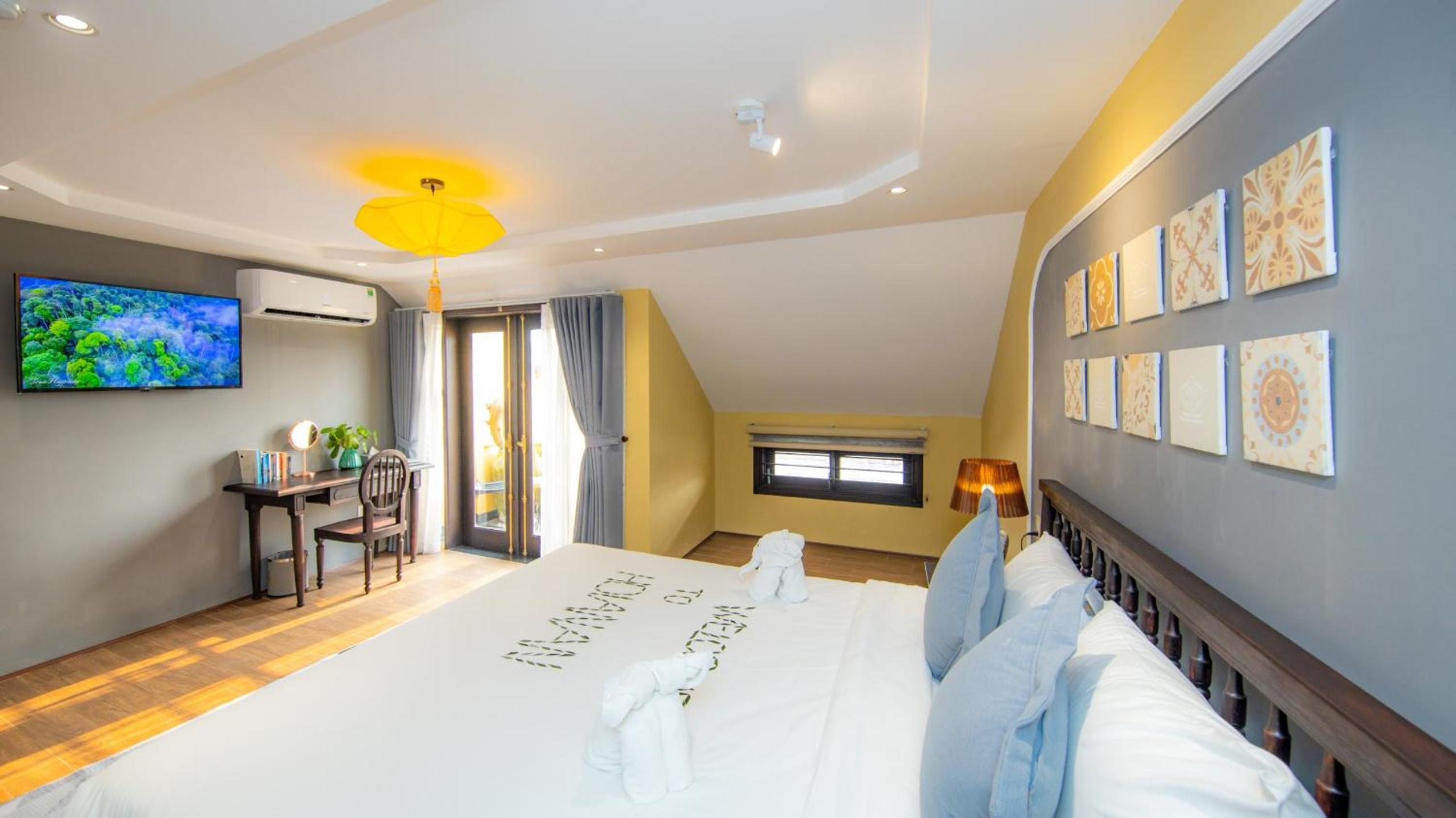 Deluxe Double Room with Bath - Photo 15