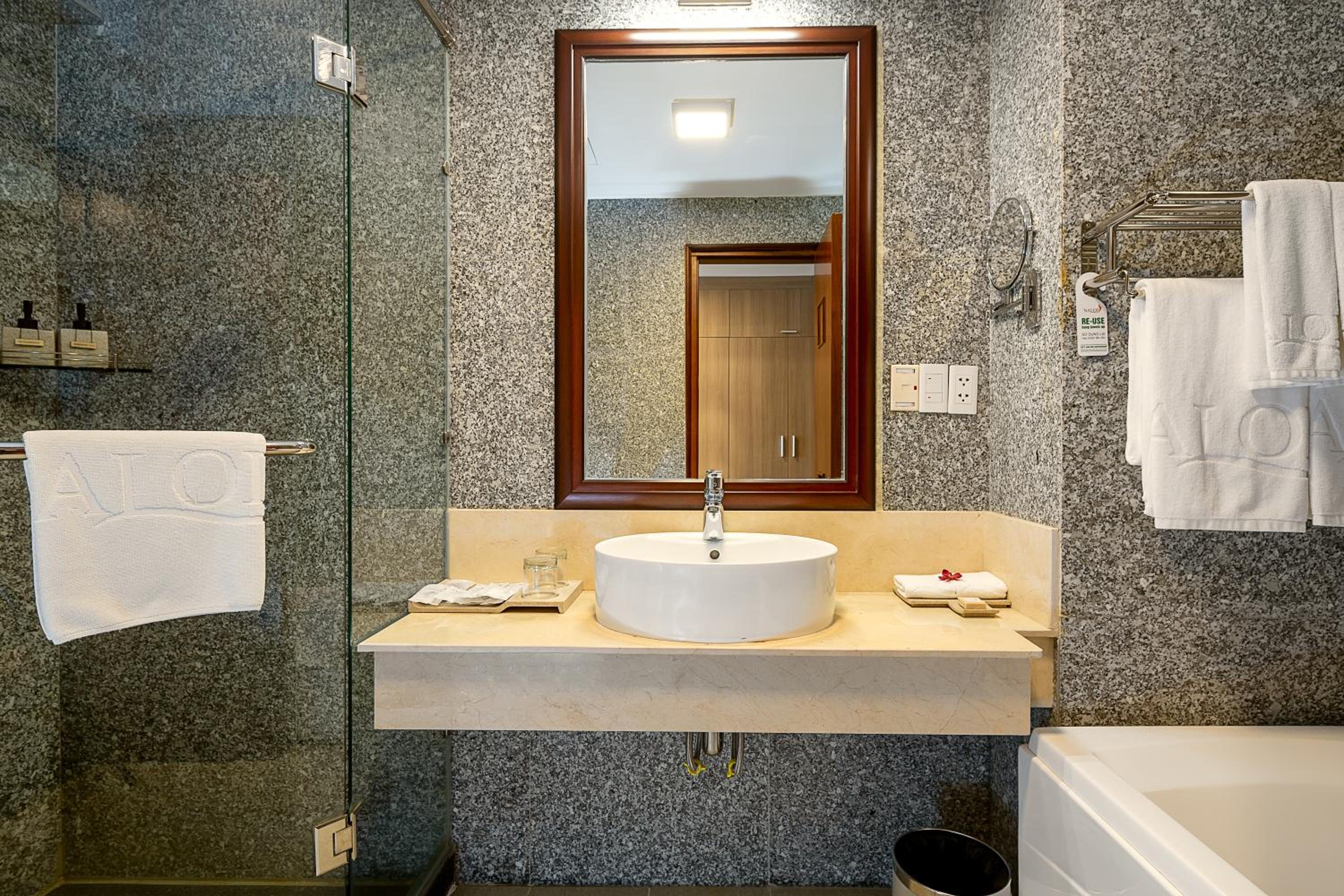 Deluxe Twin Room with Sea View photo 2