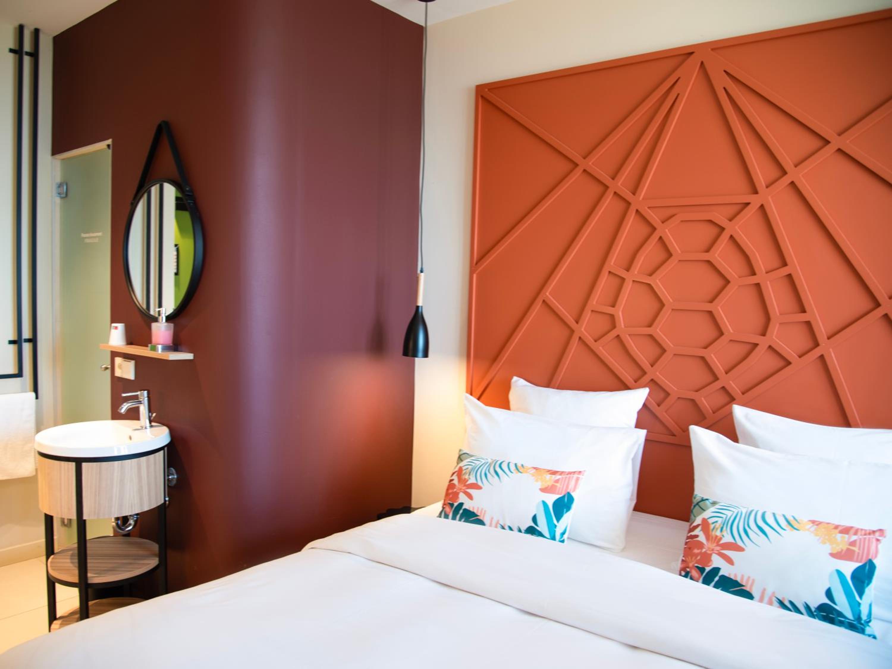 Superior Room with One Double Bed and One Single Bed - Lagoon View - Photo 2