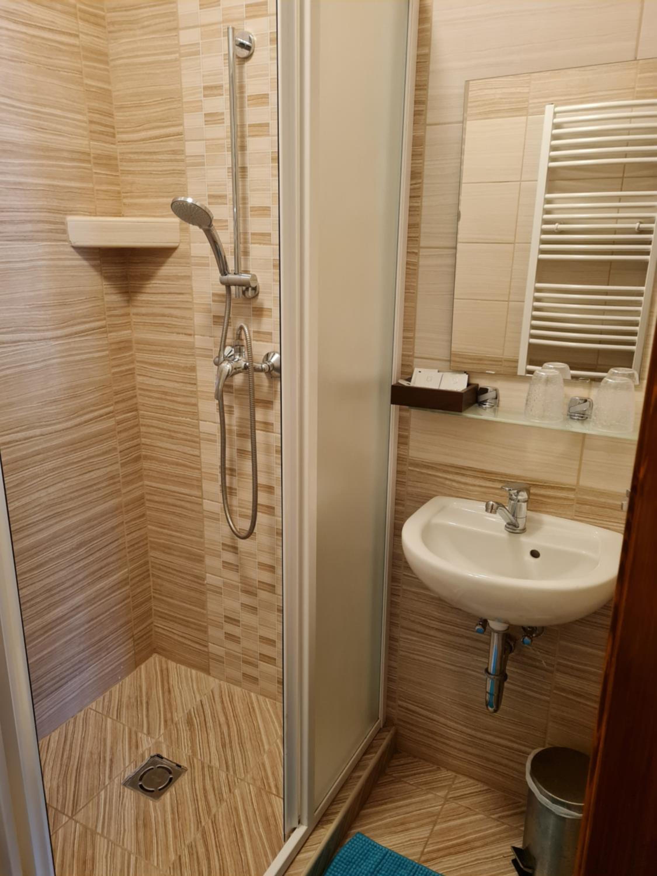Standard Queen Room photo 3