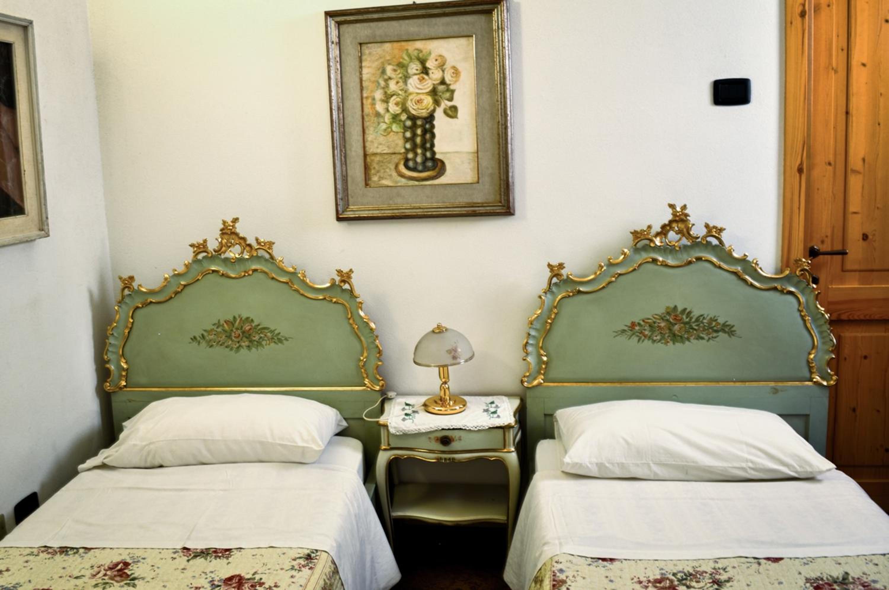 Twin Room with Private Bathroom photo 3