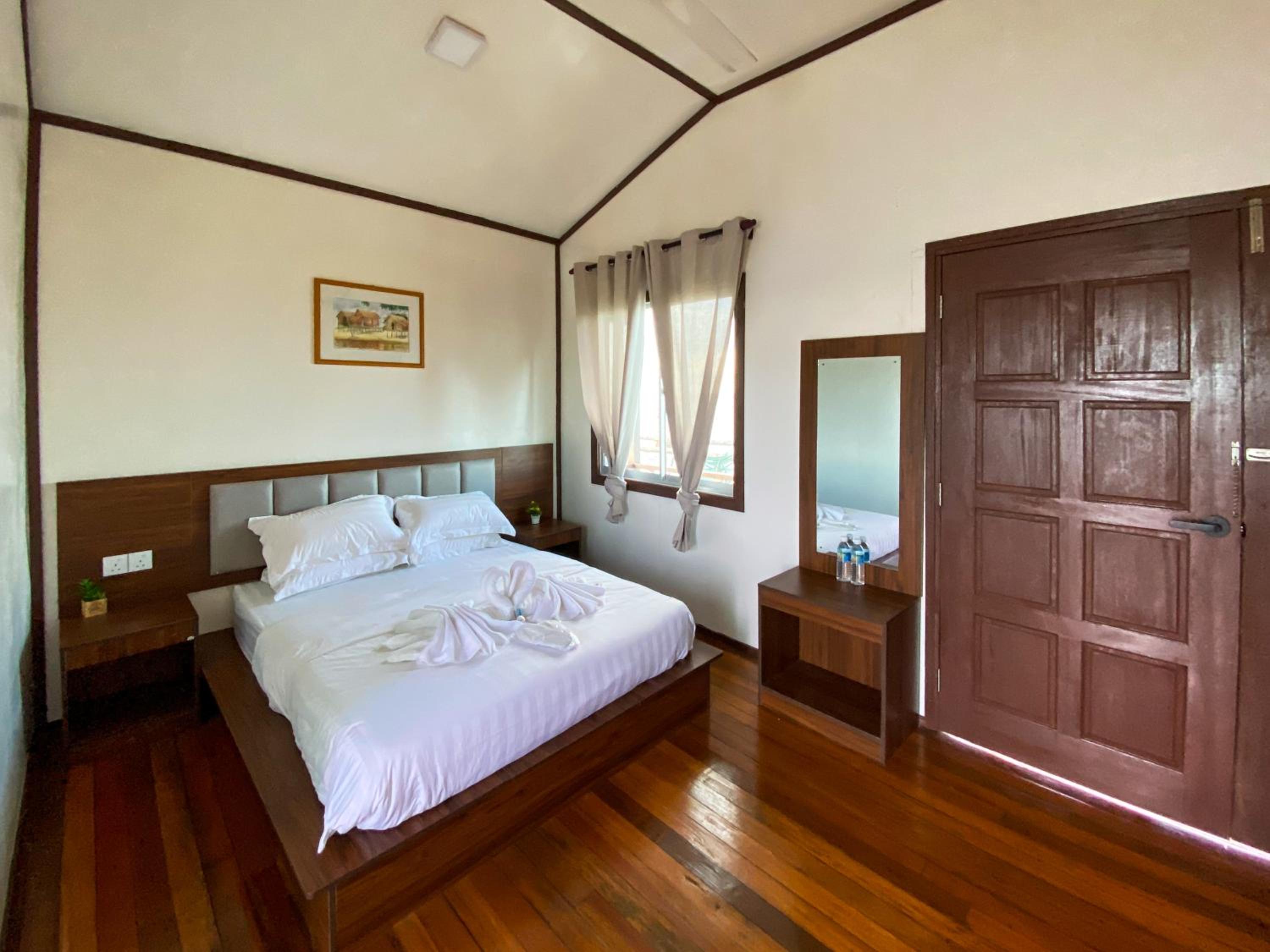 Deluxe Double Room with Balcony and Sea View - Photo 17