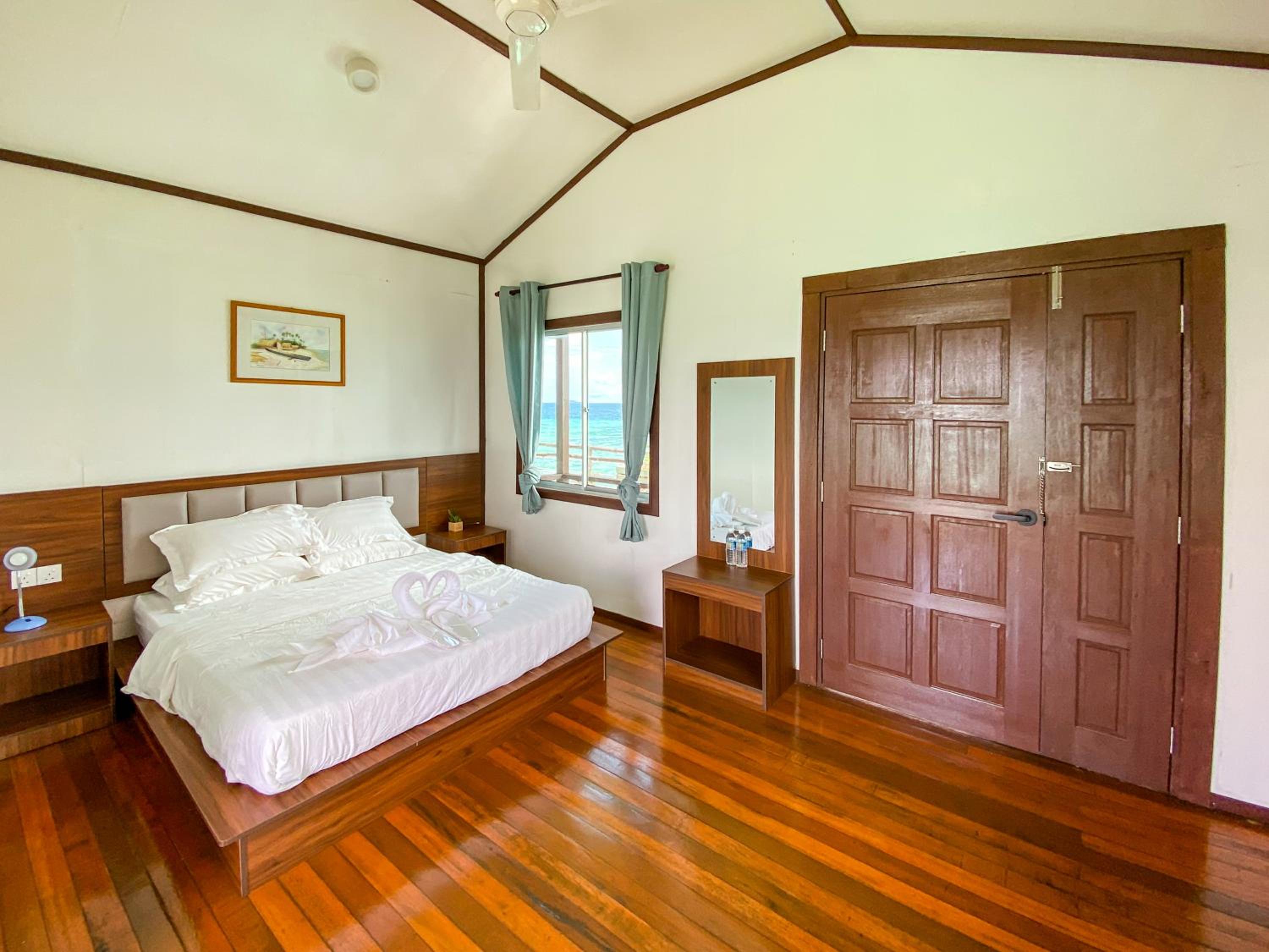 Deluxe Double Room with Balcony and Sea View - Photo 26
