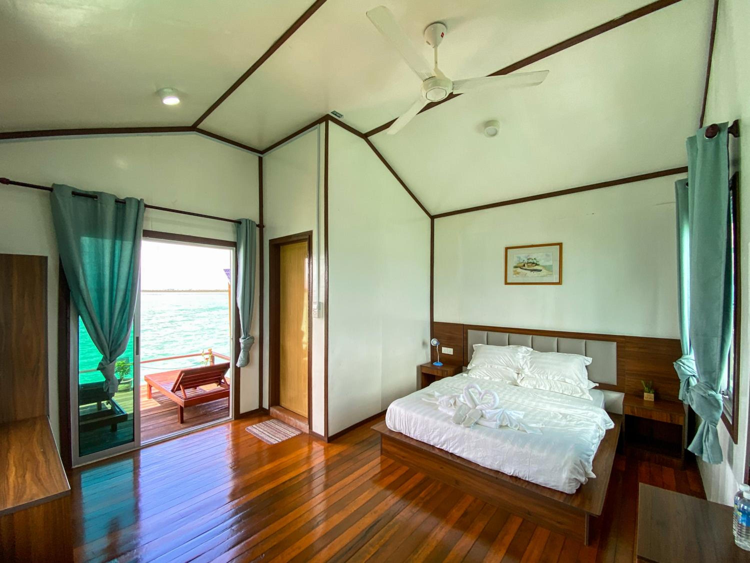 Deluxe Double Room with Balcony and Sea View - Photo 27