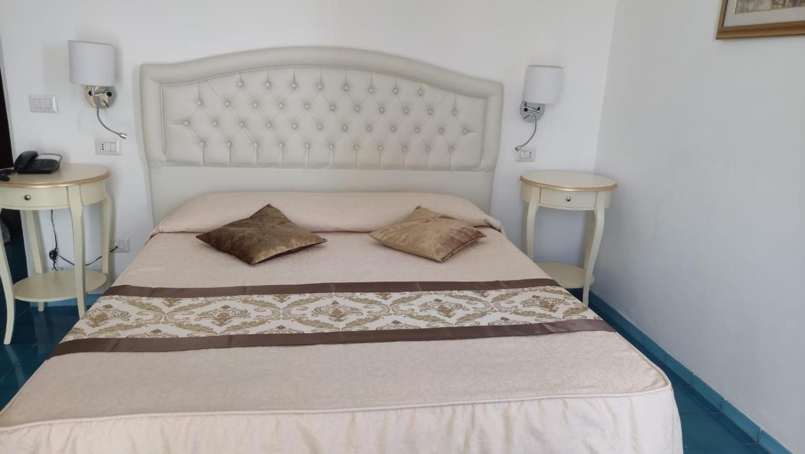 Deluxe Double Room with Sea View - Photo 11