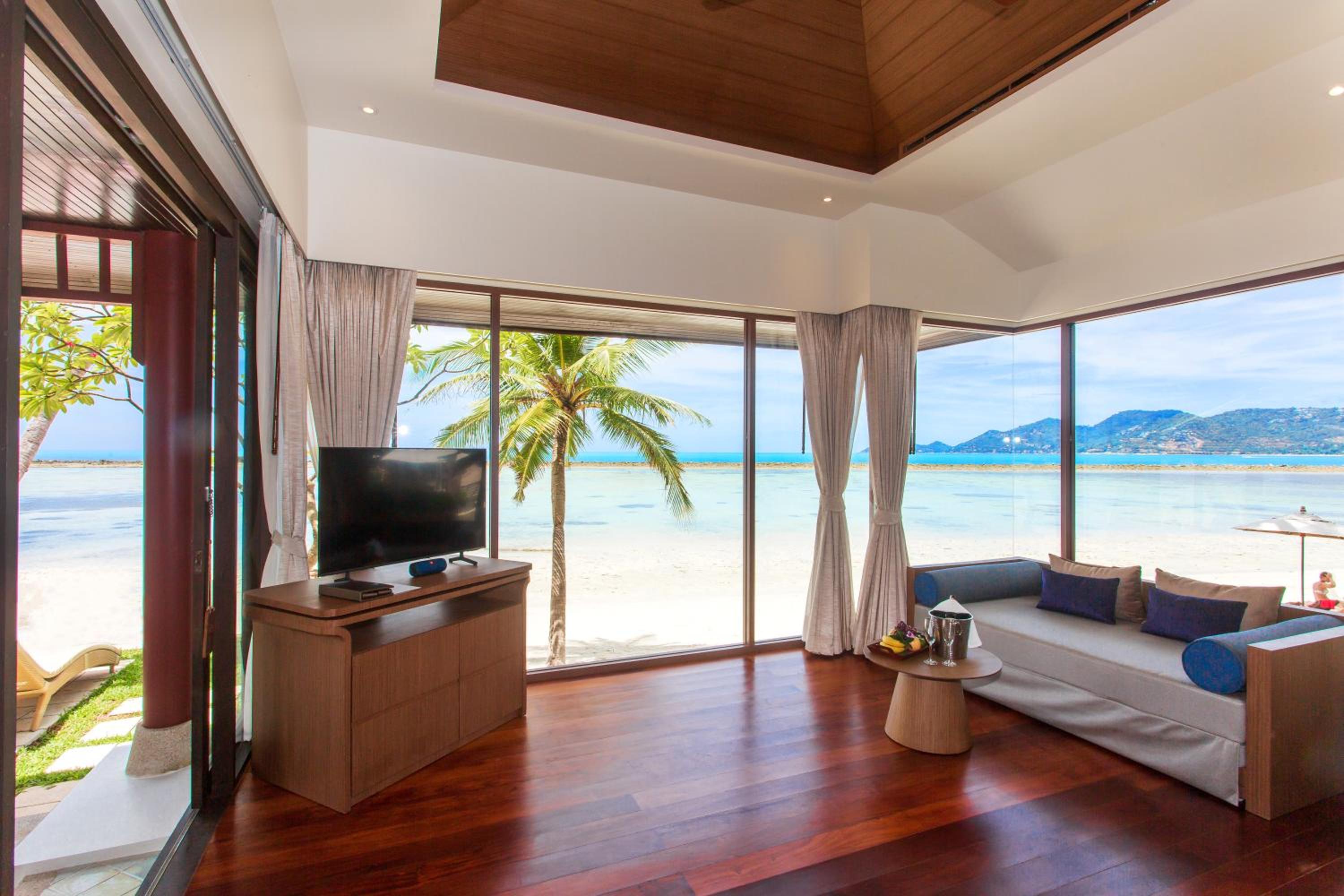 Grand Royal Suite Beachfront photo 2