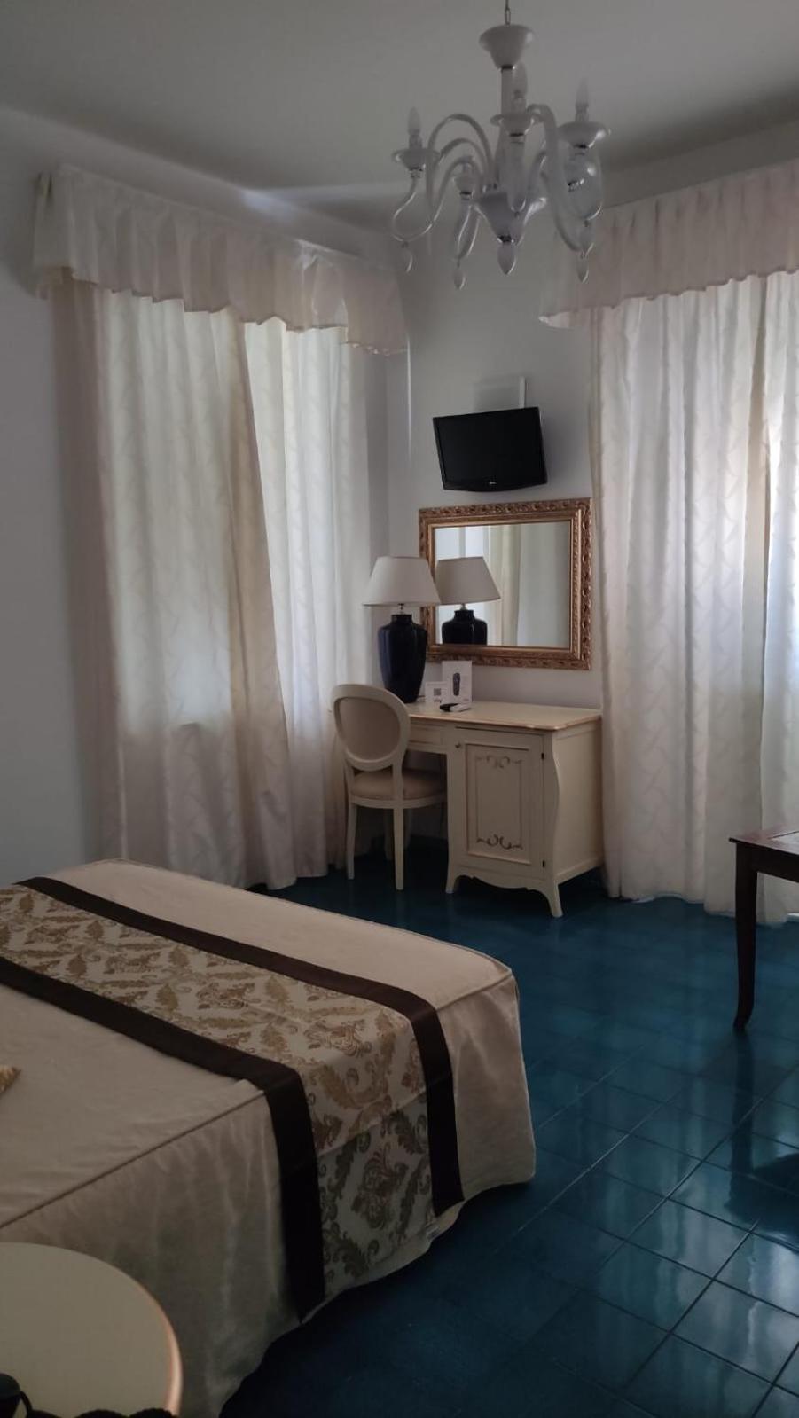 Deluxe Double Room with Sea View - Photo 10
