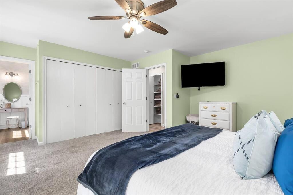 Three-Bedroom House photo 3
