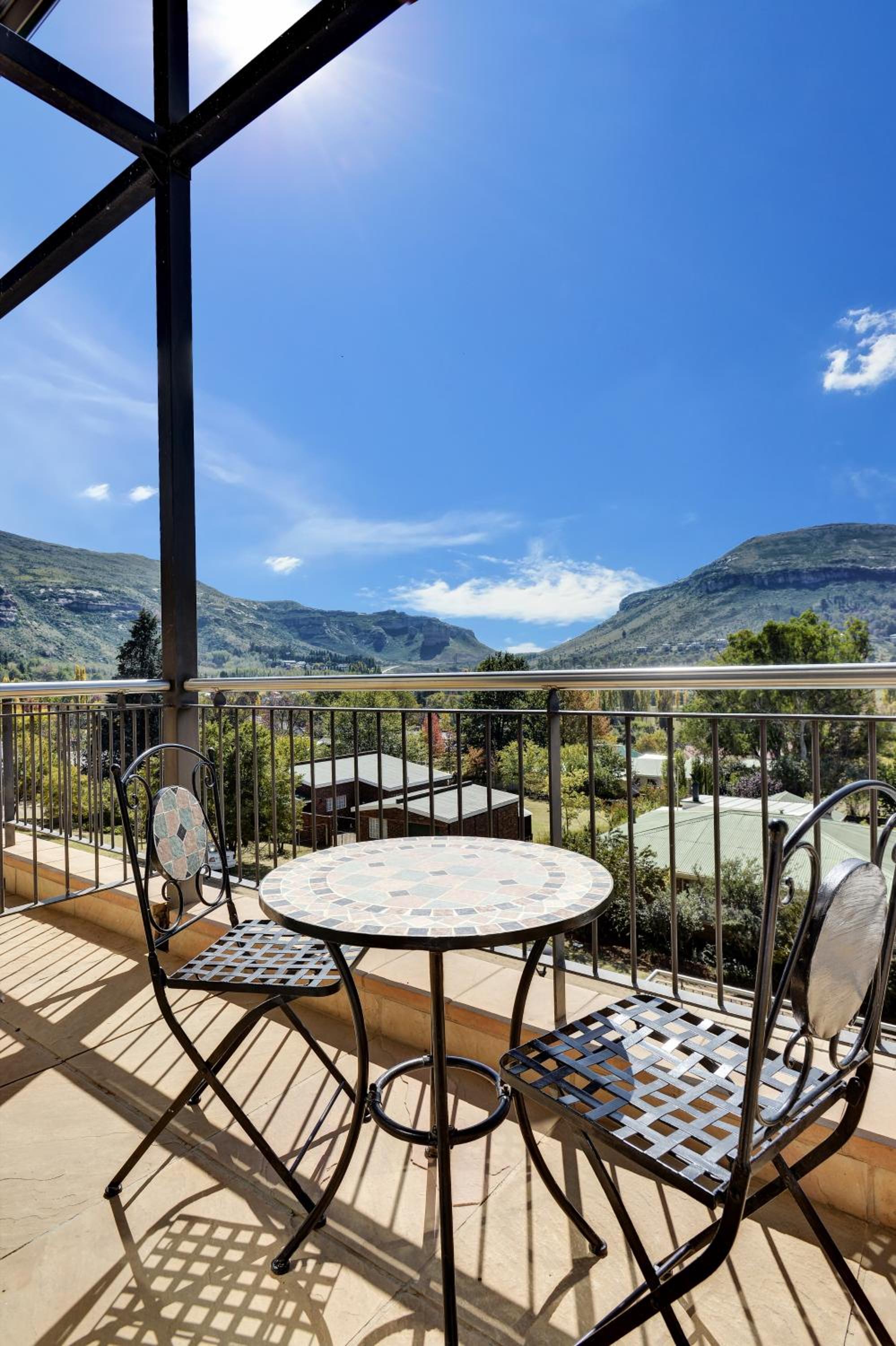 Larger Guest room, 1 King, Mountain view, Balcony photo 2