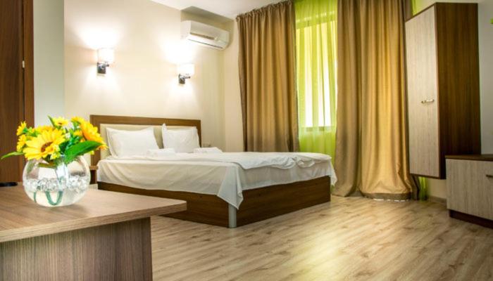 Deluxe Double Room (2 Adults + 1 Child) - Photo 1