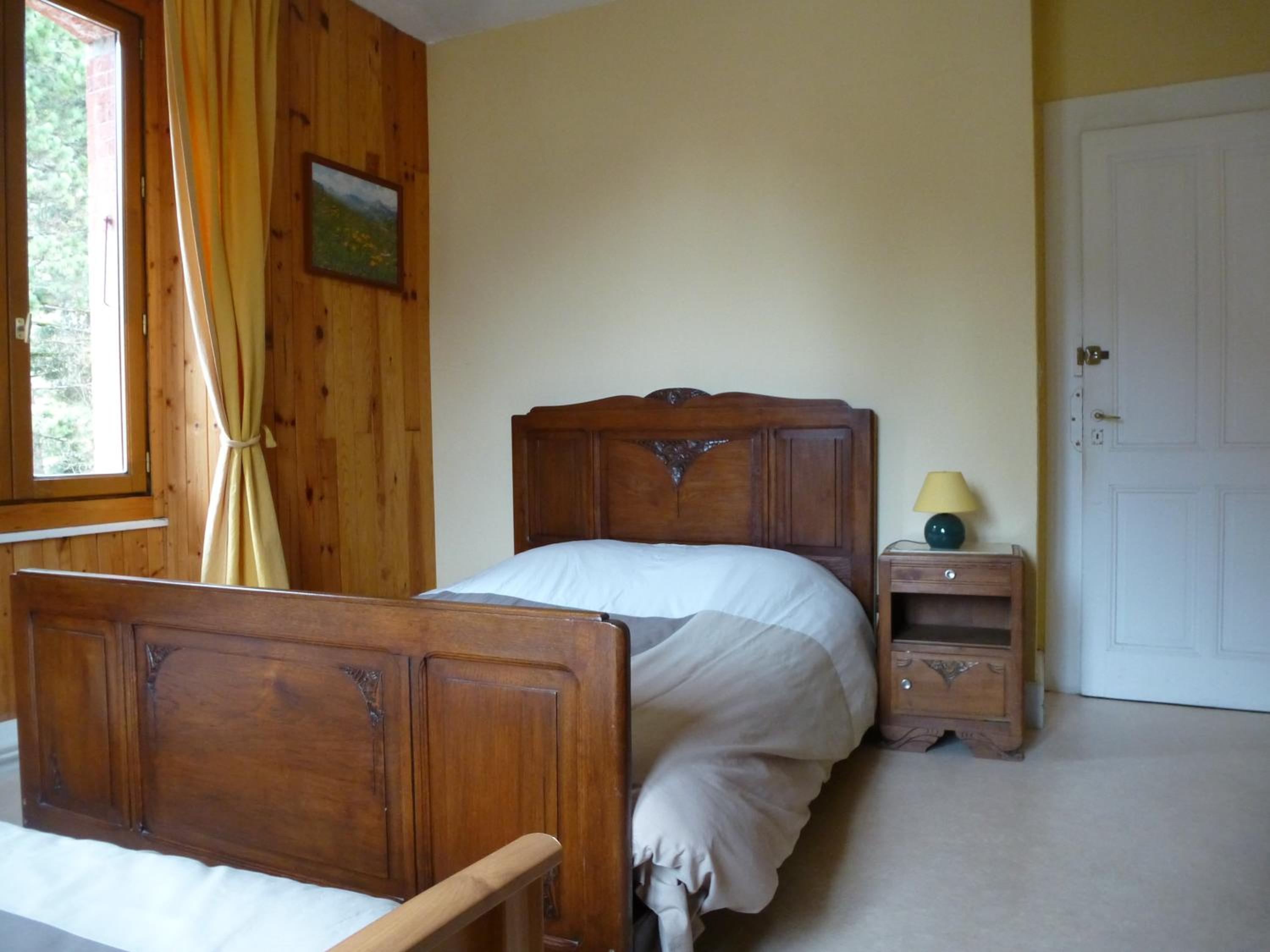 Basic Triple Room with Shared Bathroom photo 2