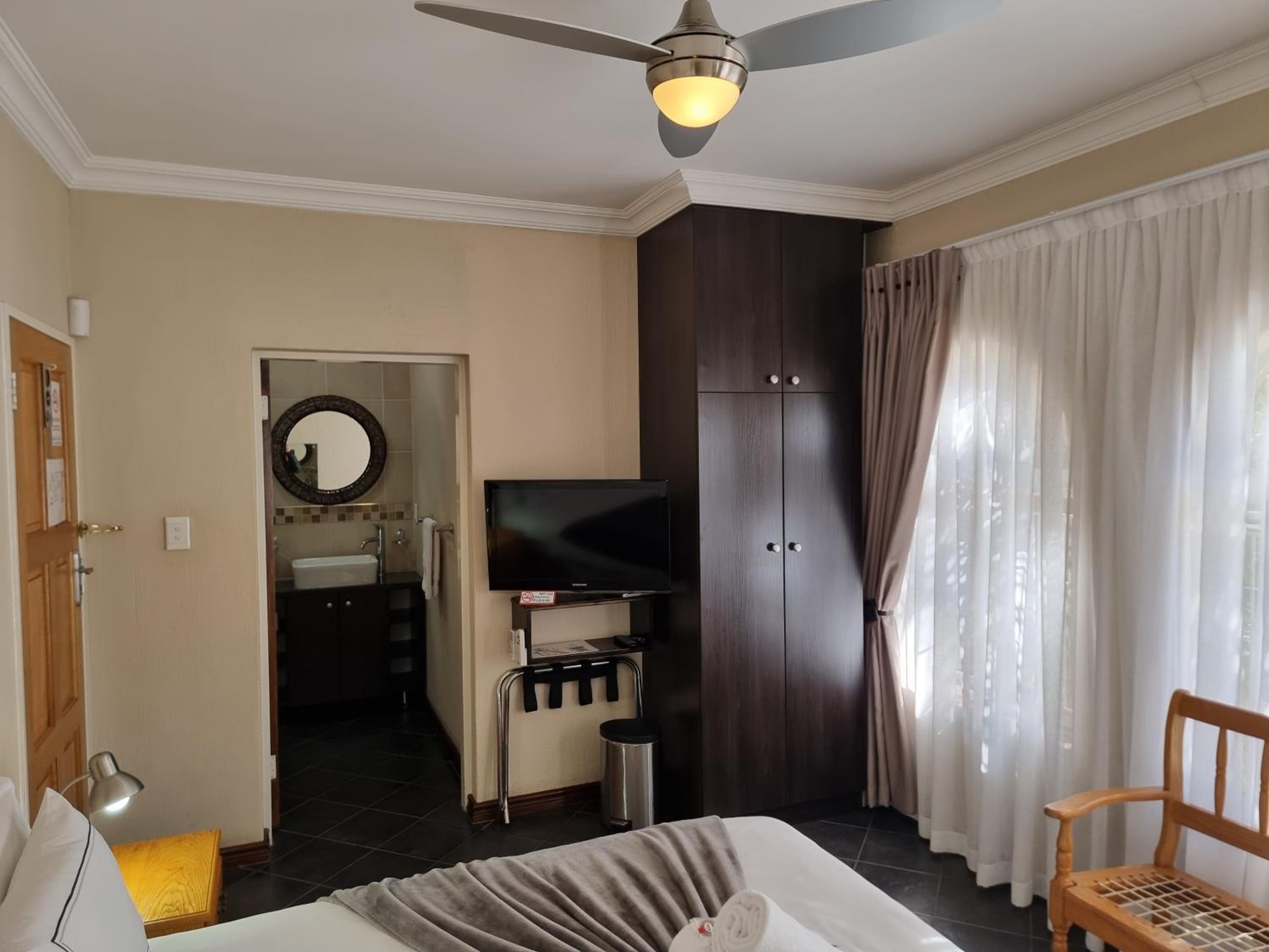 Standard Double Room - Photo 4