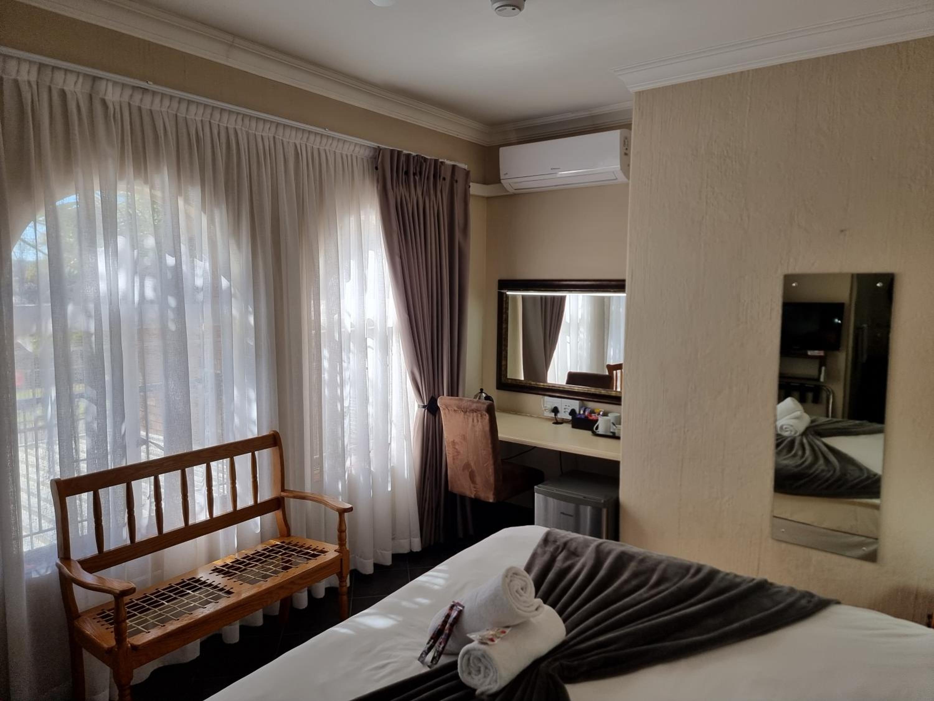 Standard Double Room - Photo 5