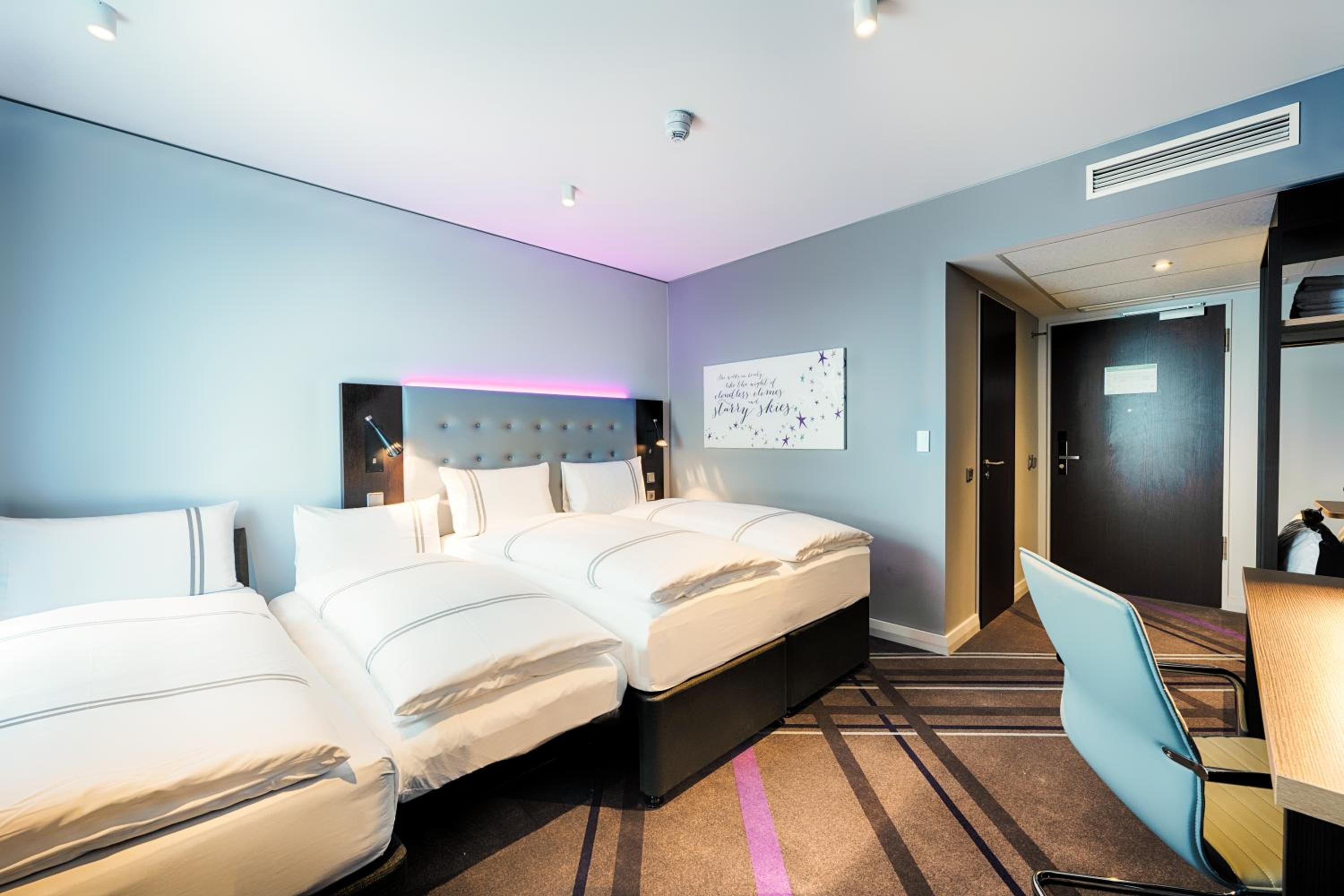Standard Quadruple Room thumbnail 6