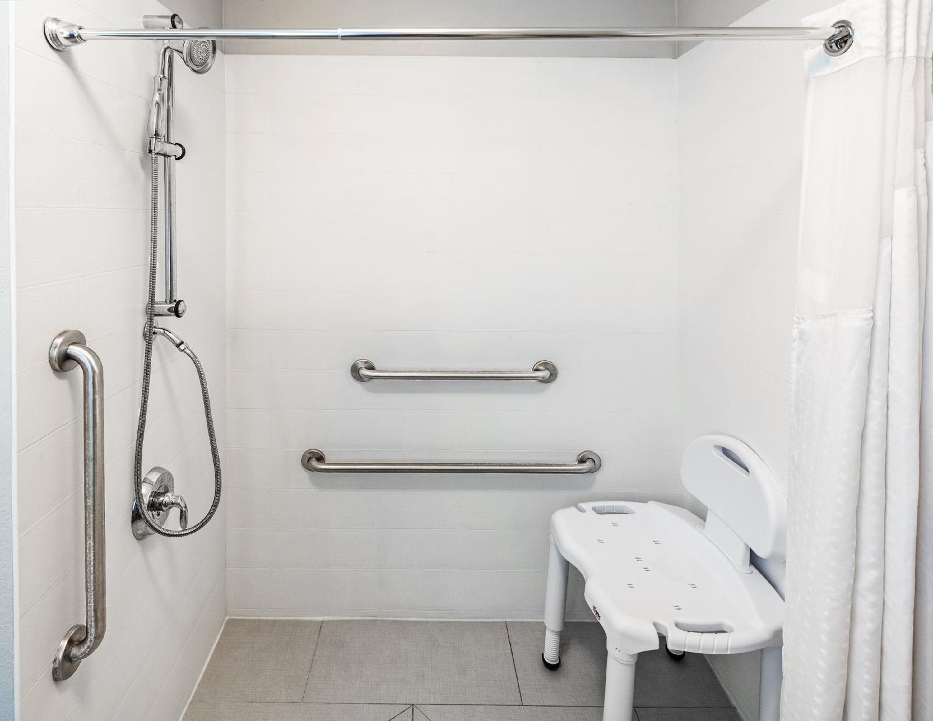 King Room - Hearing Accessible - Roll-in Shower - Photo 3