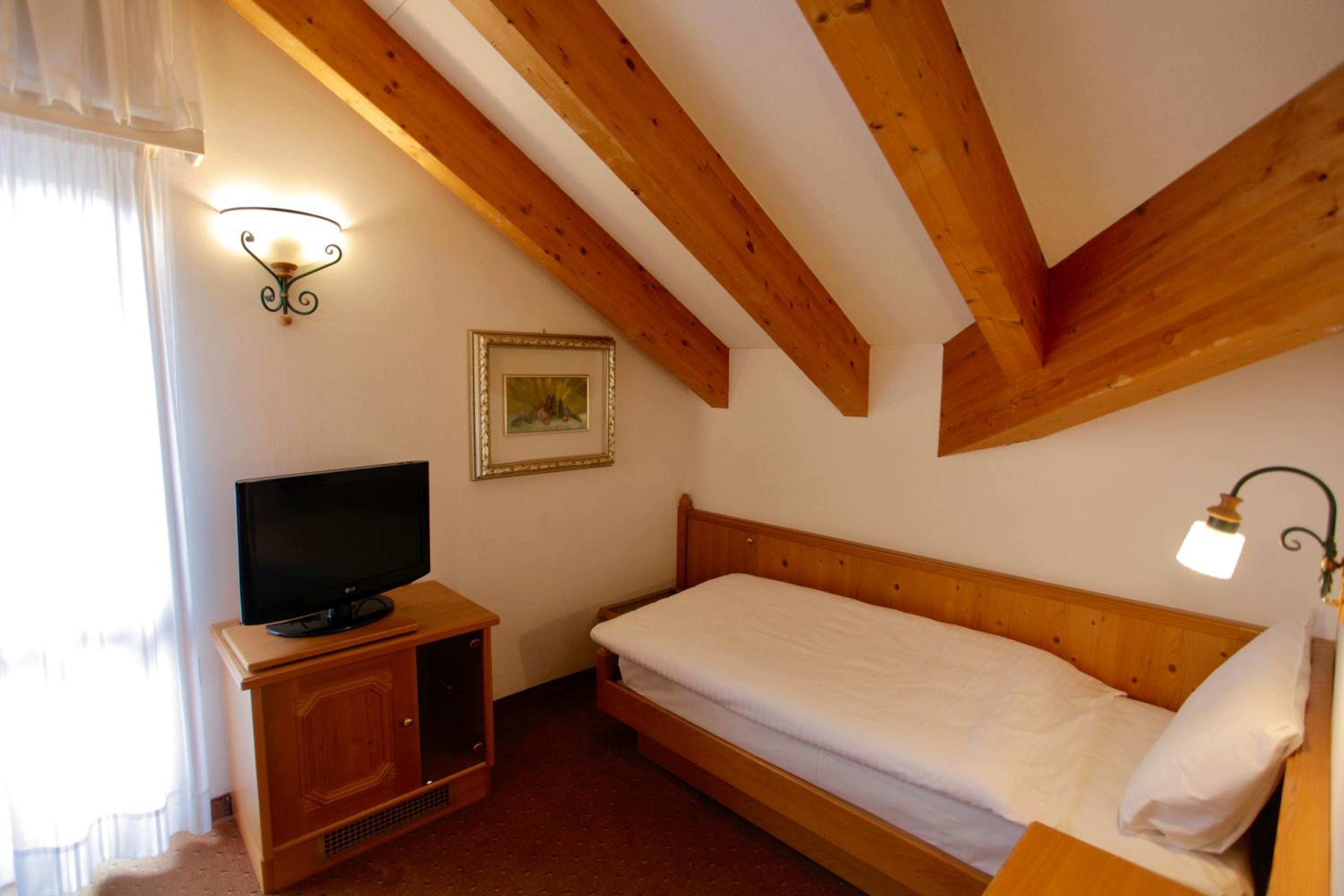 Standard Single Room with Balcony - Non-Smoking photo 2