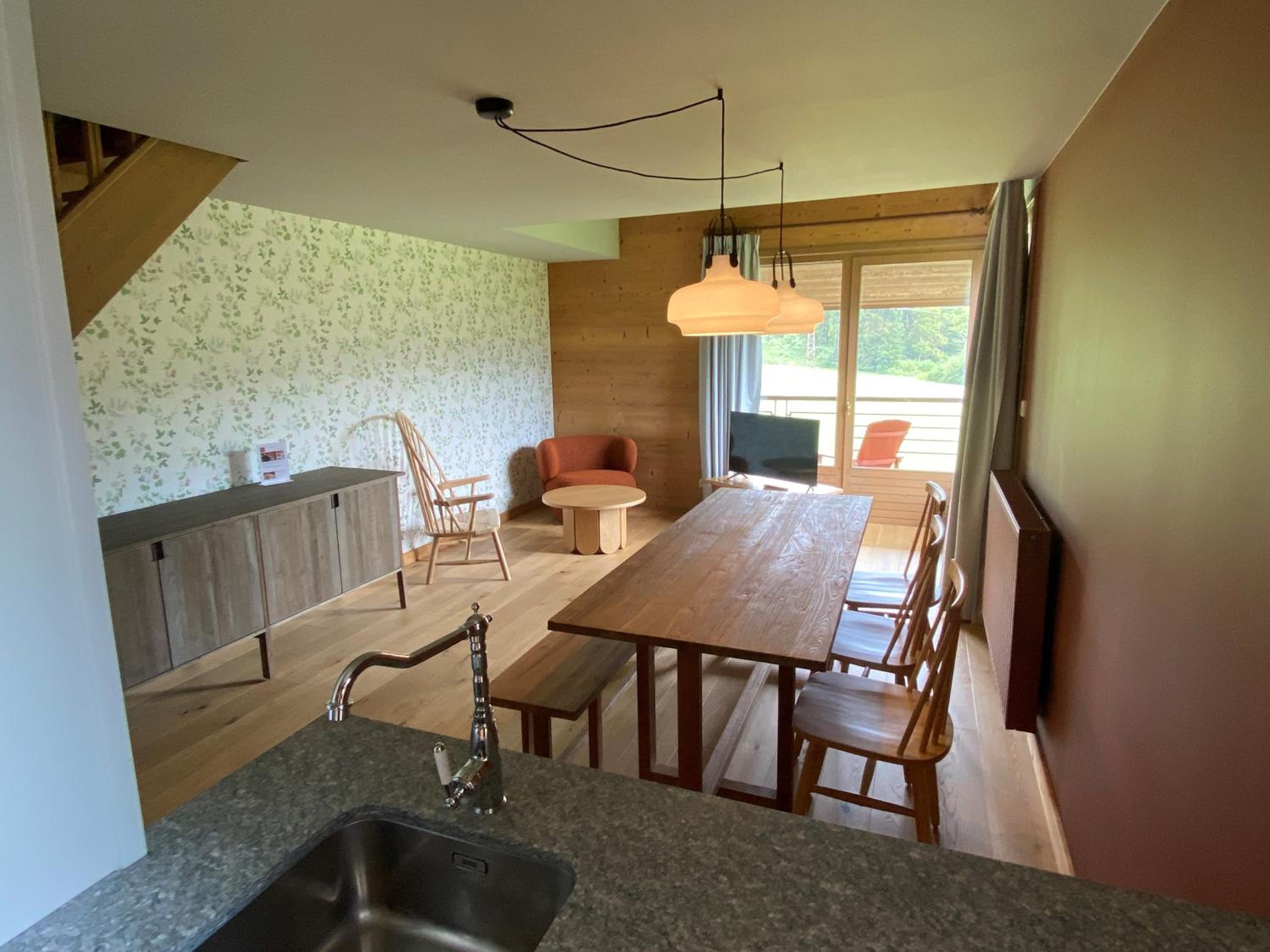 One-Bedroom Apartment with Balcony and Mountain View - Non-Smoking - Photo 2