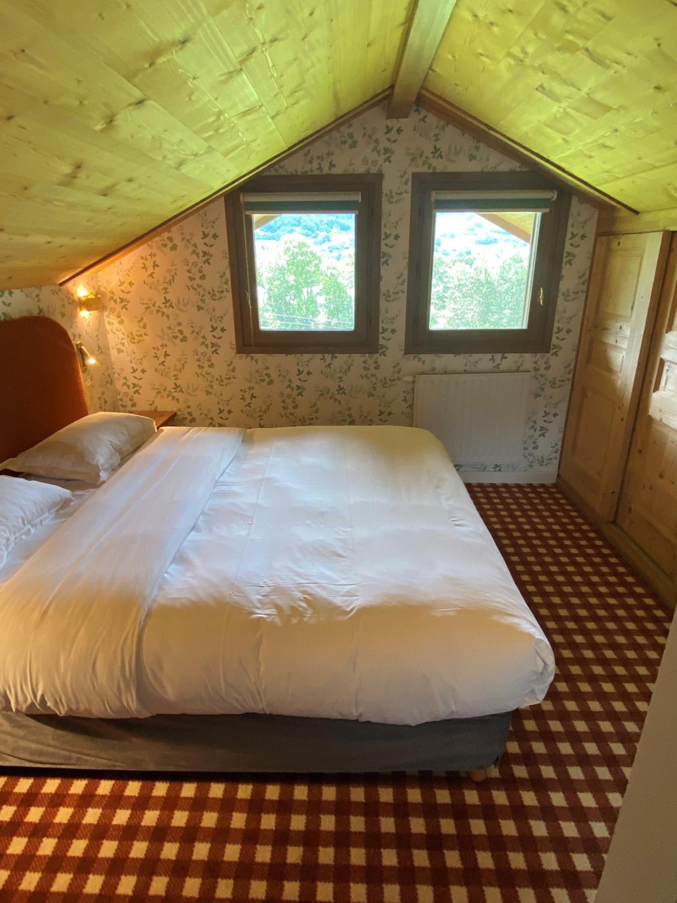 One-Bedroom Apartment with Balcony and Mountain View - Non-Smoking - Photo 6