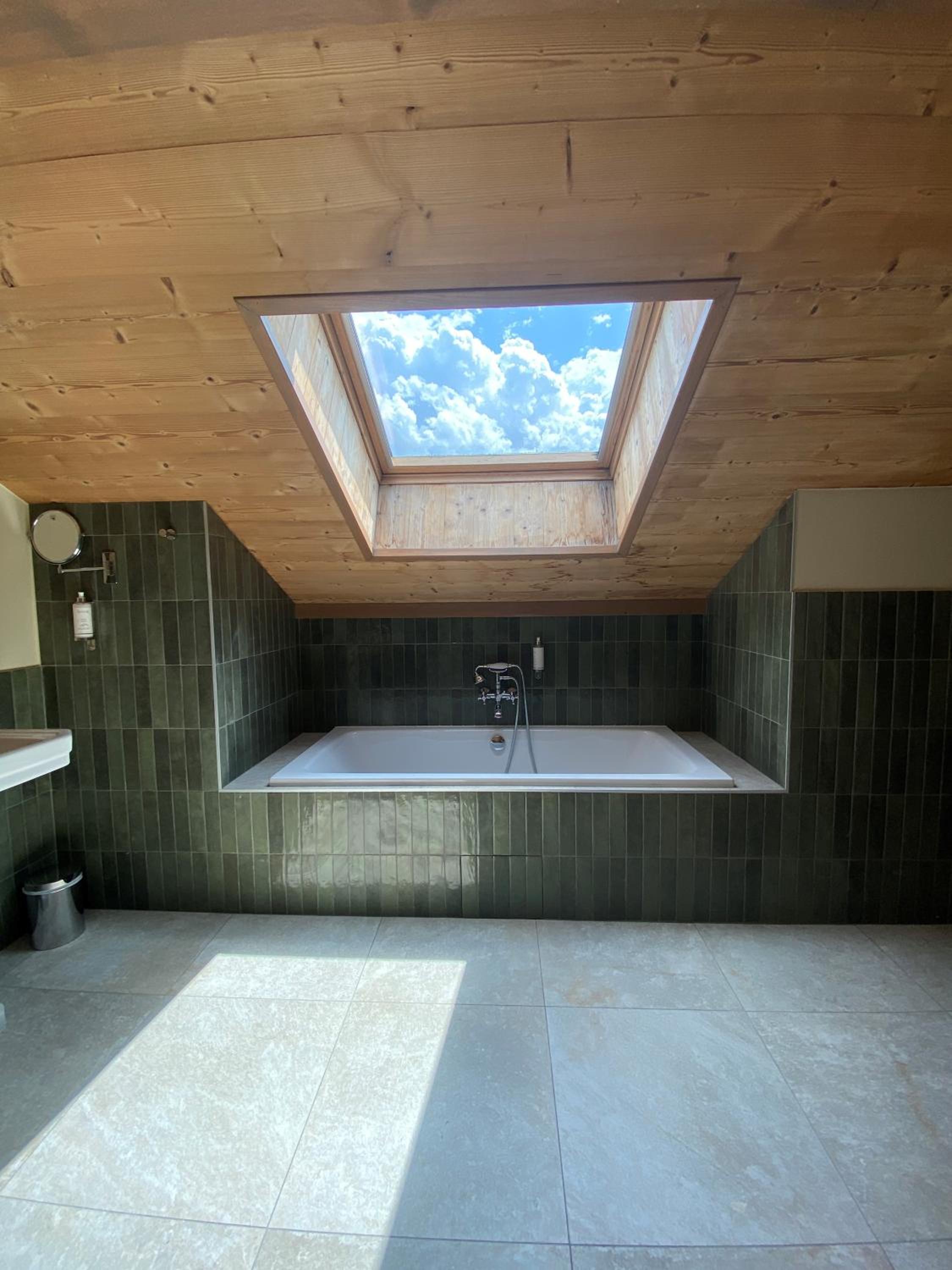 One-Bedroom Apartment with Balcony and Mountain View - Non-Smoking - Photo 3