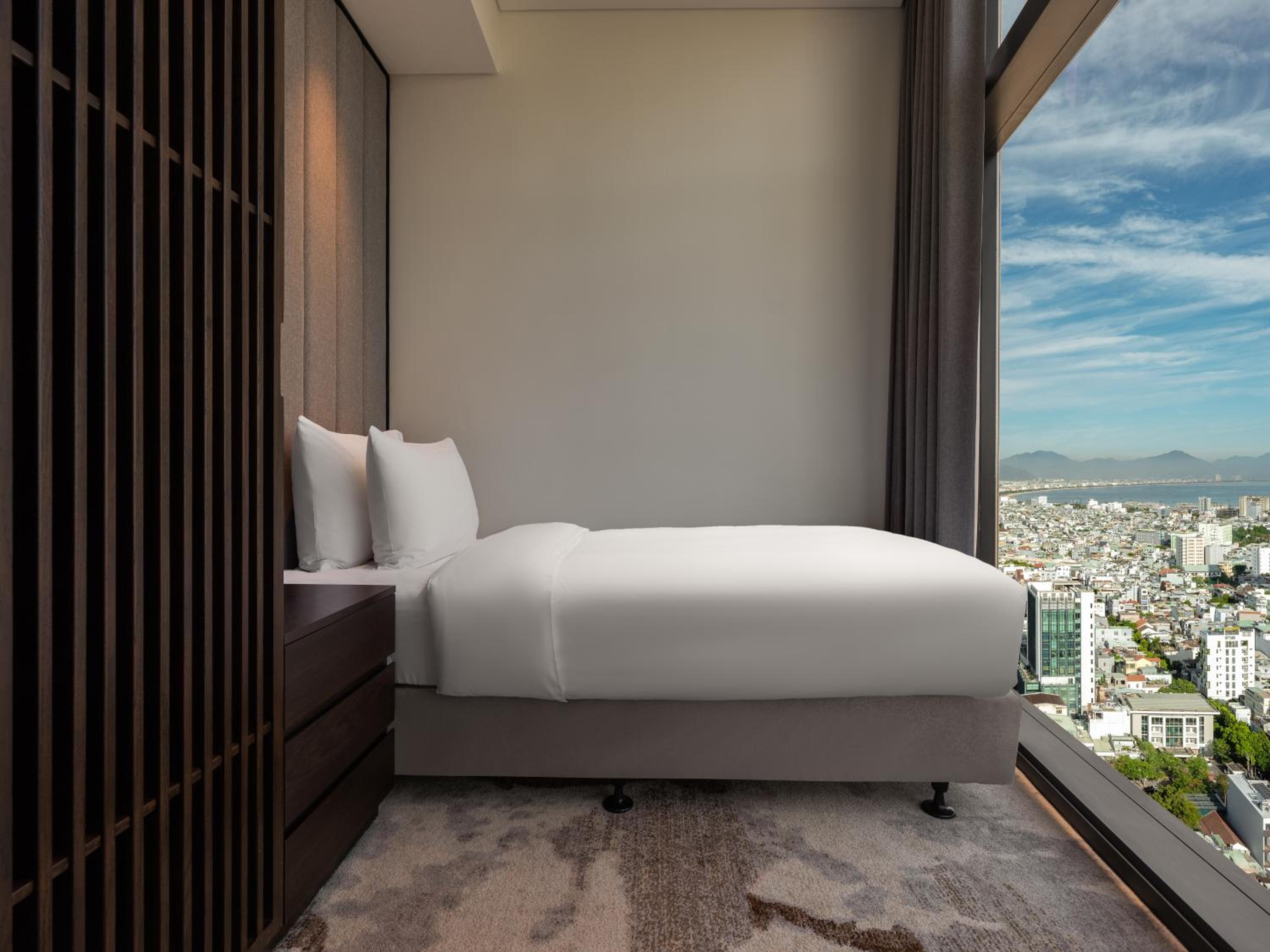 Junior Suite with King and Single Bed - River View and Lounge Access - Photo 3