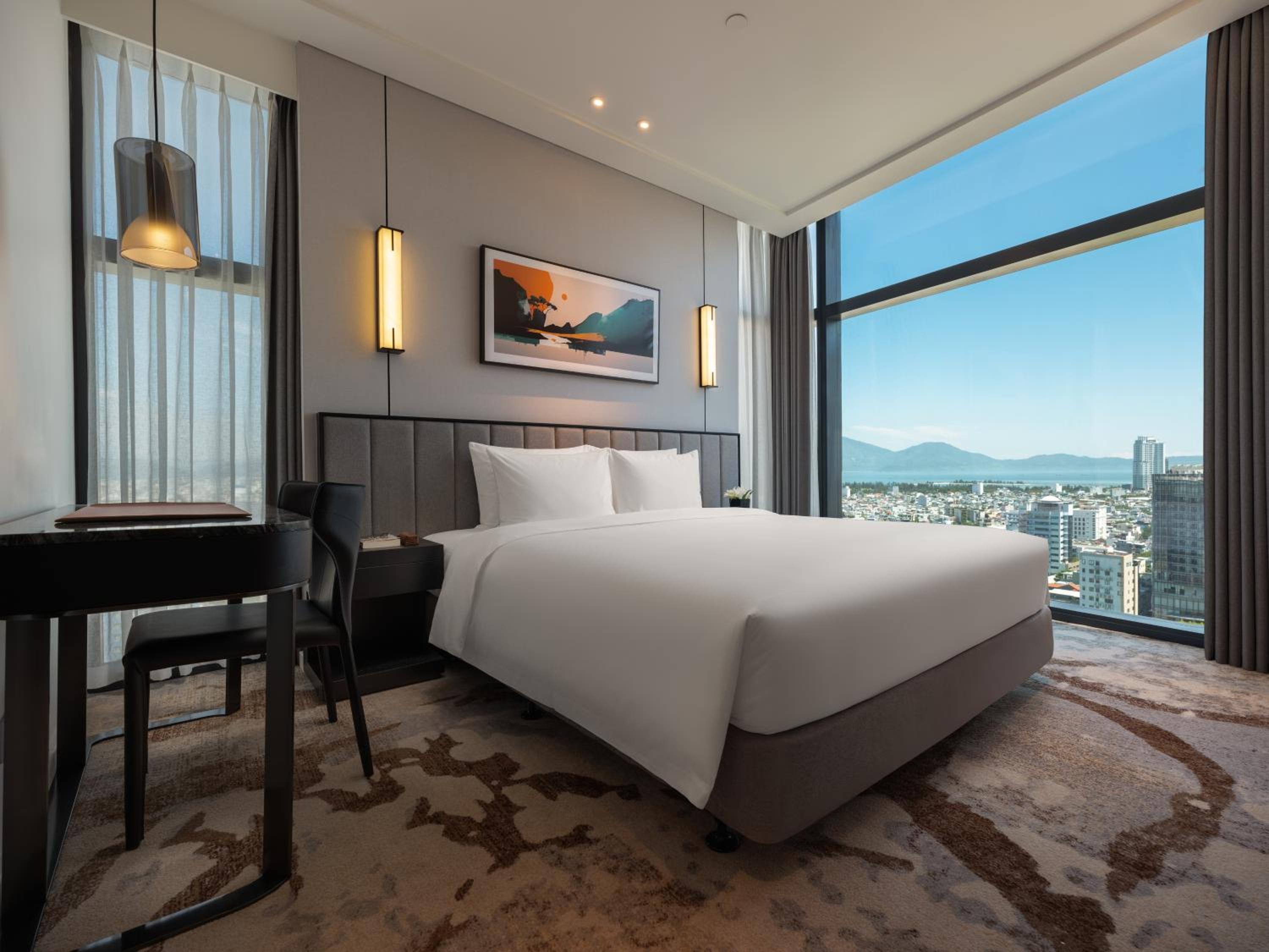 Junior Suite with King and Single Bed - River View and Lounge Access - Photo 2