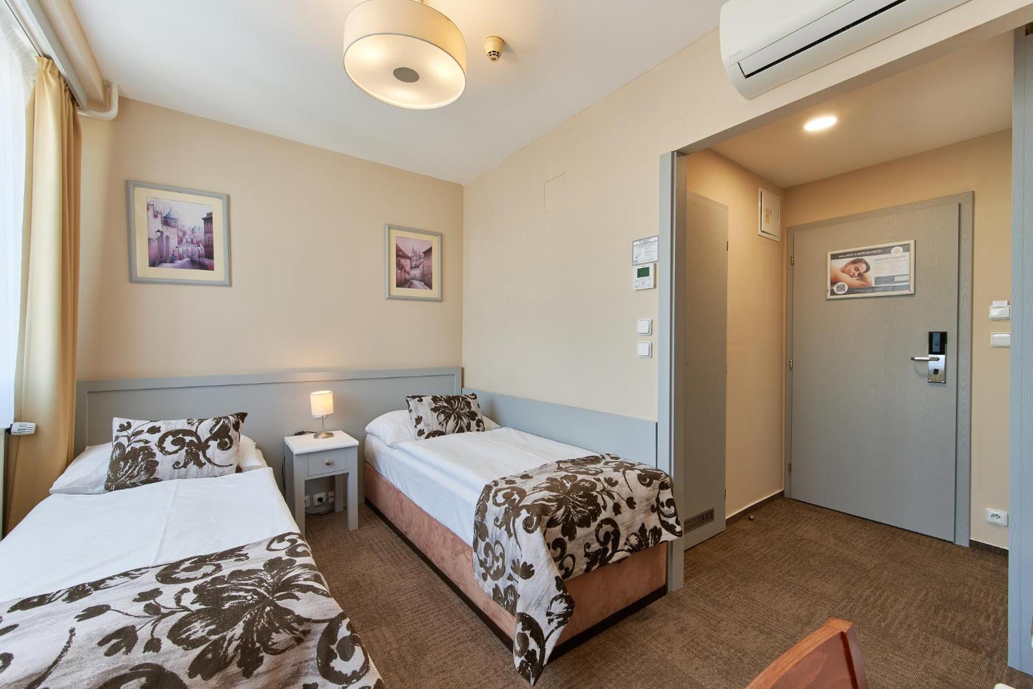 מלון סטפ פראג — Quadruple Room with Water World Access
