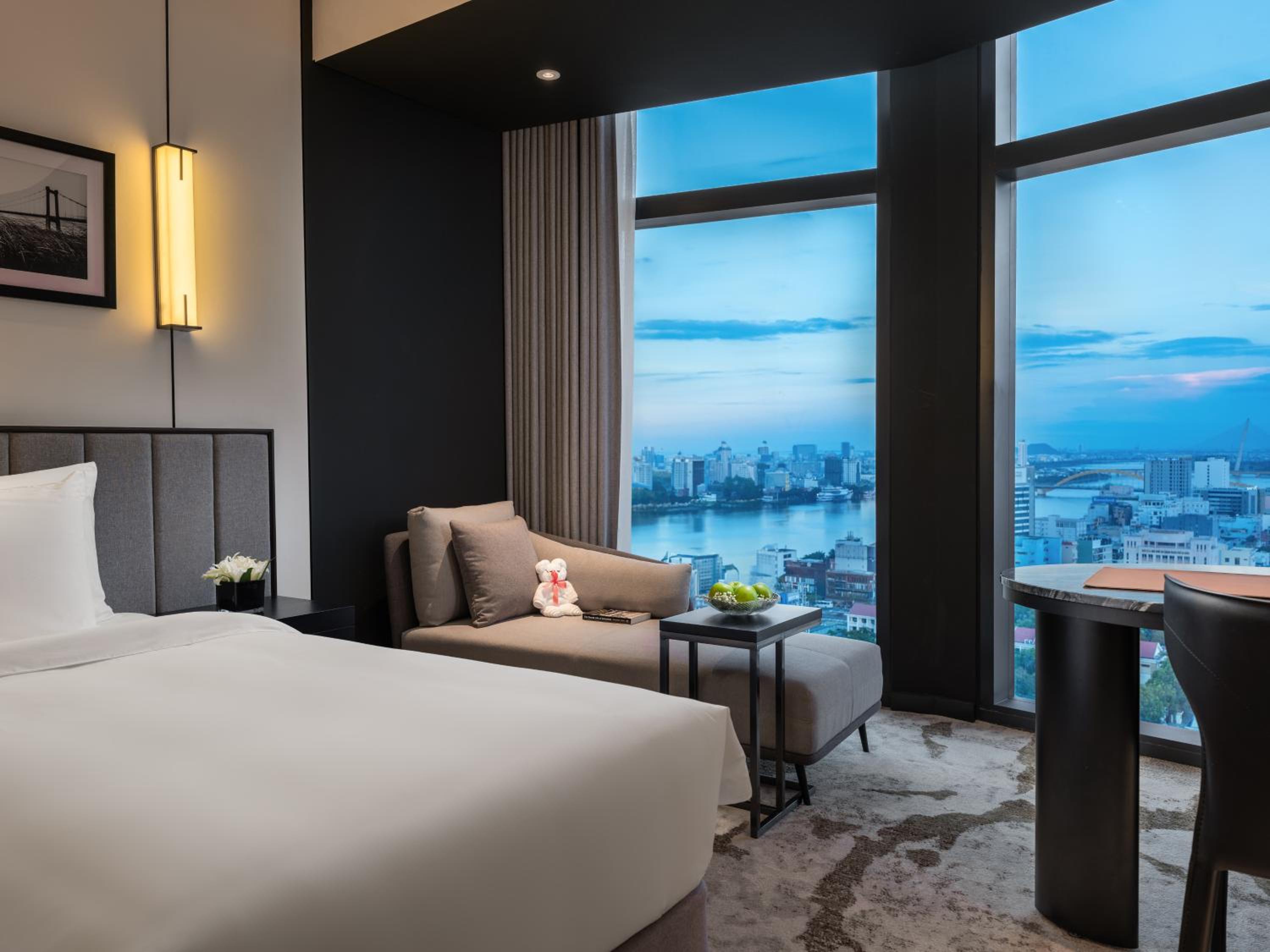 Standard King Room with River View - Photo 3