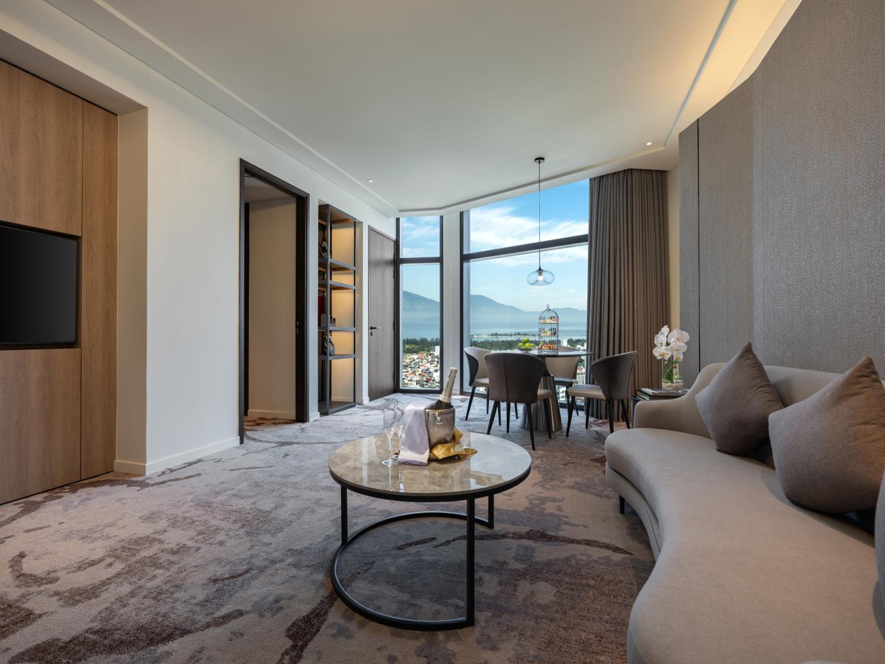 Junior Suite with King and Single Bed - River View and Lounge Access - Photo 1