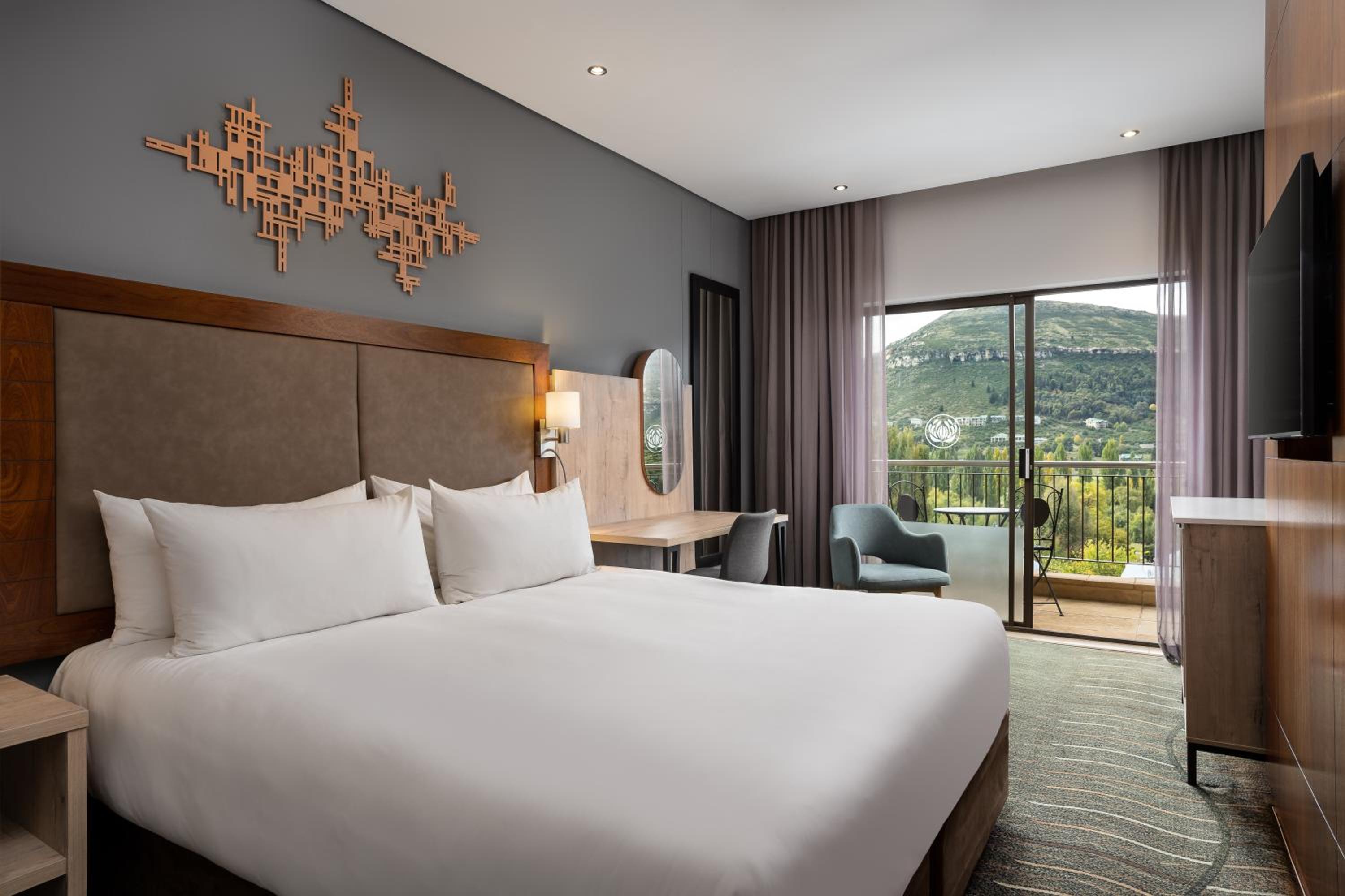 Larger Guest room, 1 King, Mountain view, Balcony