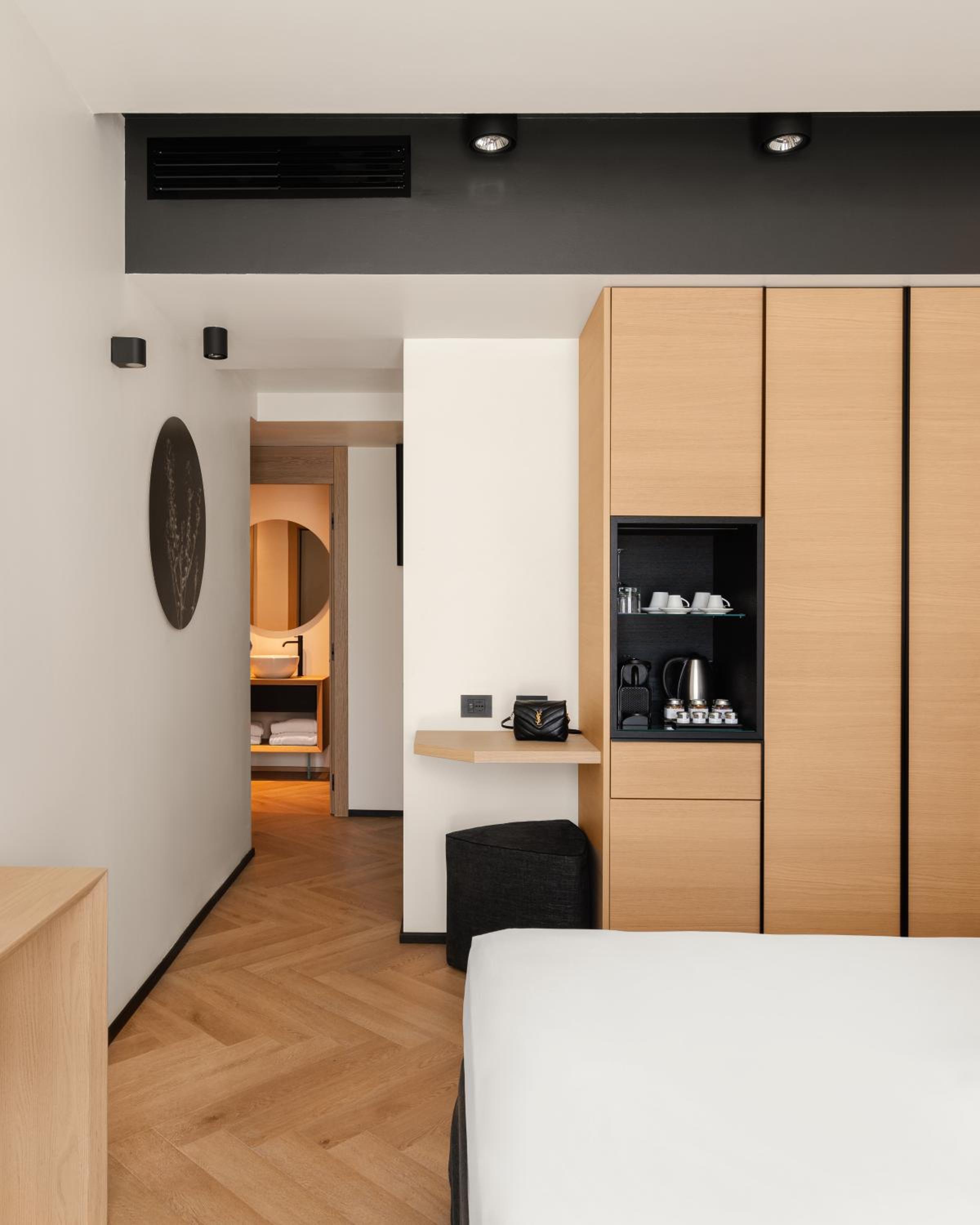 Deluxe Double Room with Balcony and Sea View - Photo 8