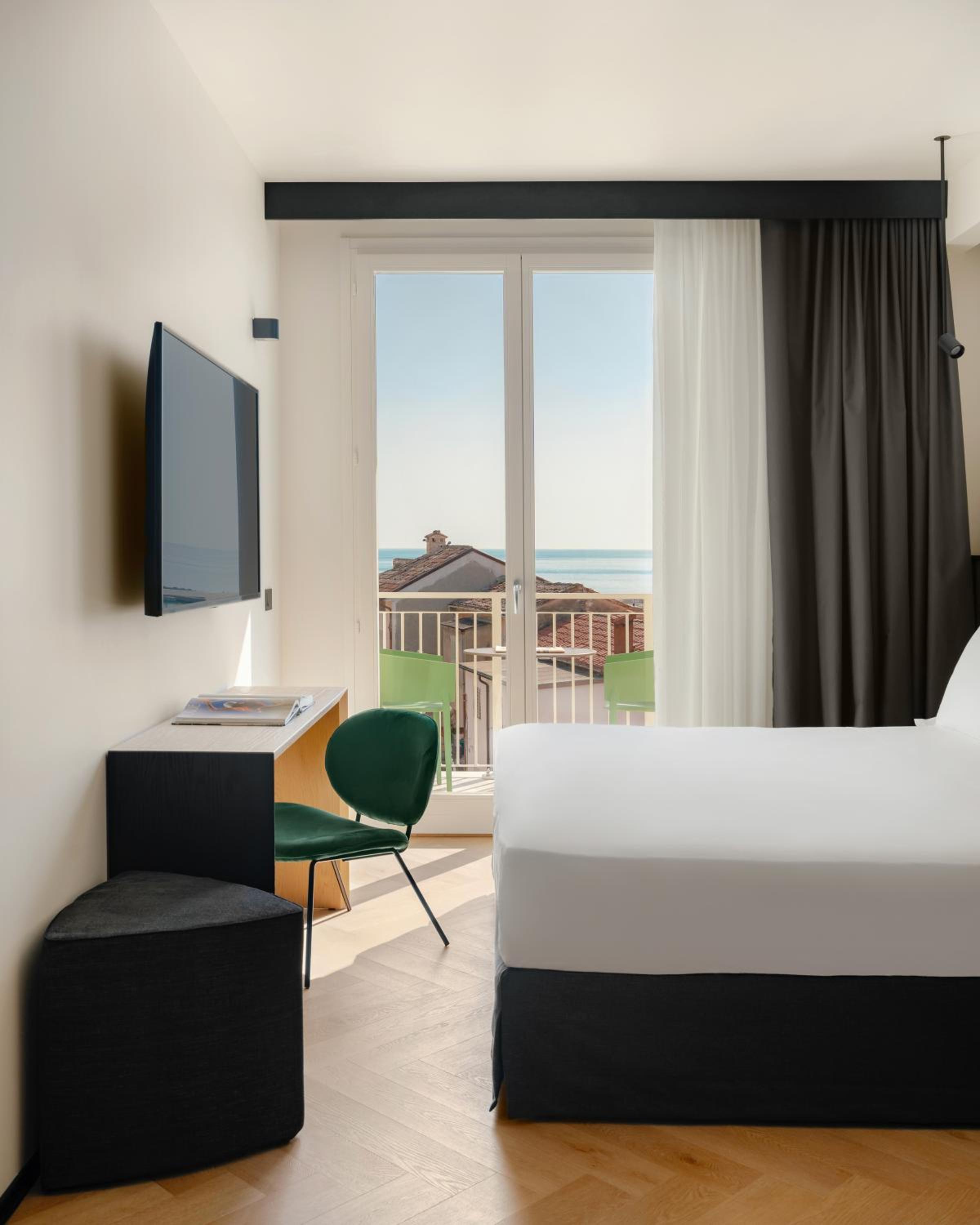 Queen Room with Sea View - Photo 3