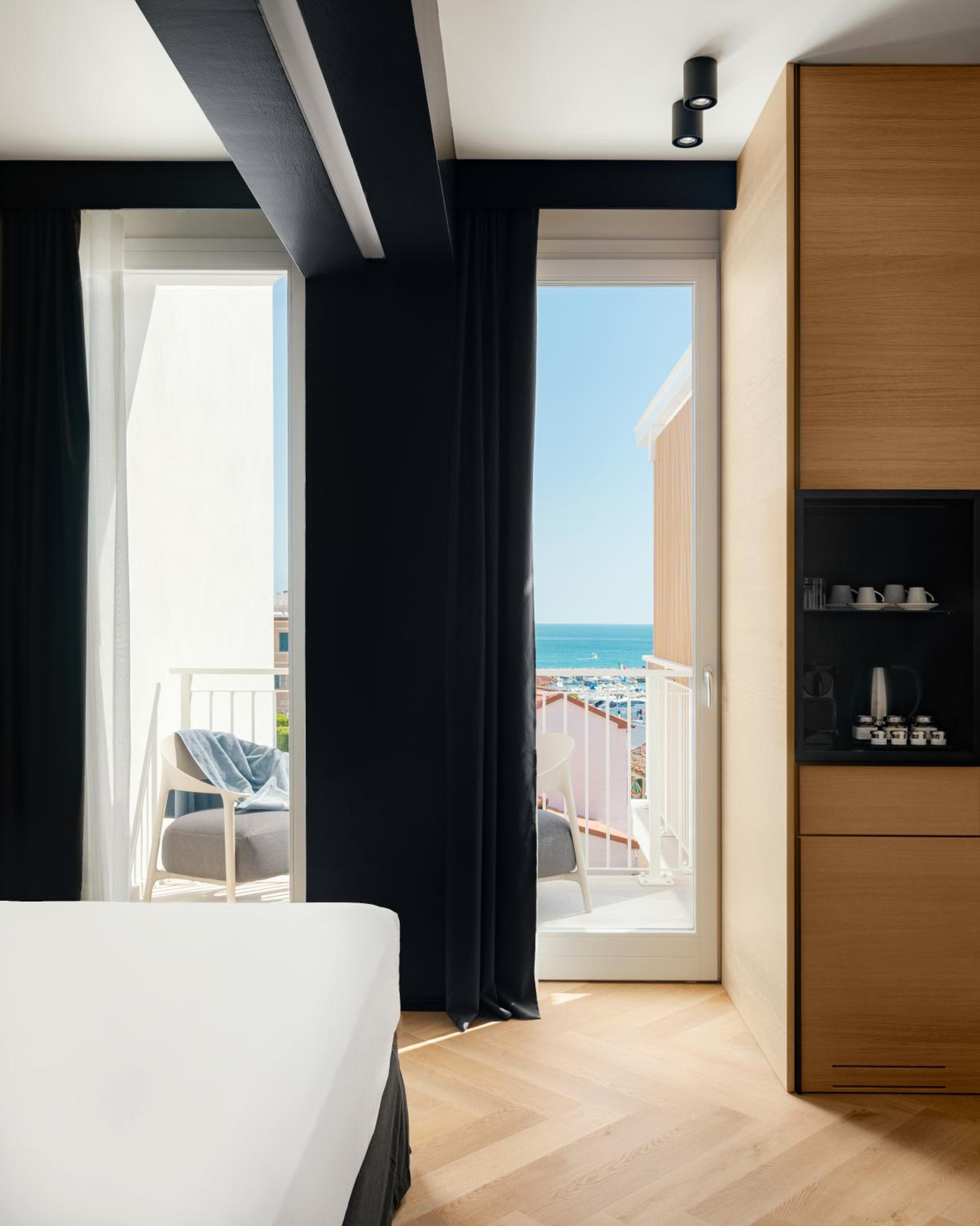 Junior Suite with Sea View - Photo 4