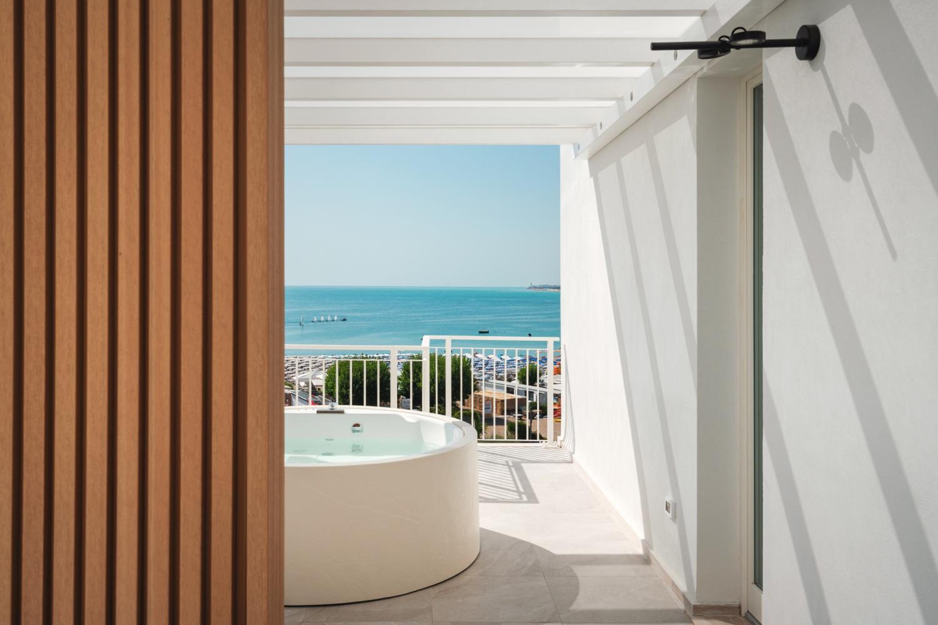 Junior Suite with Sea View - Photo 13