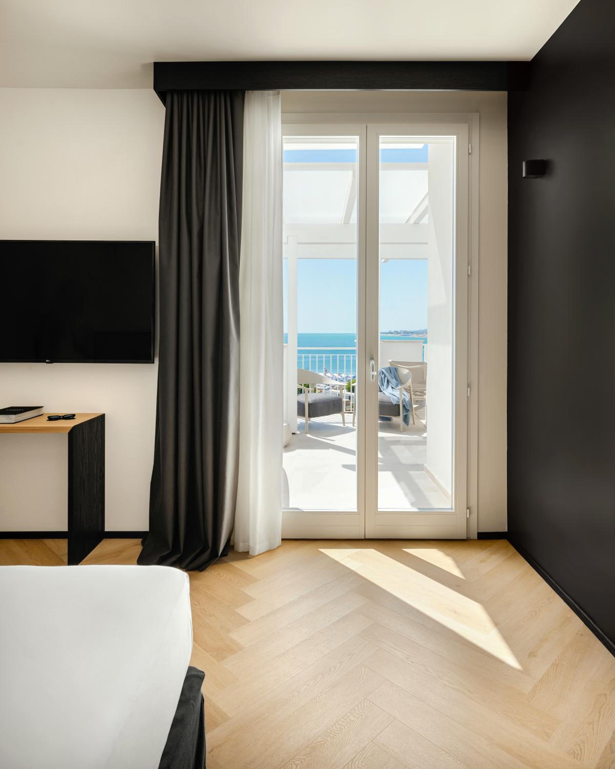King Suite with Sea View - Photo 12